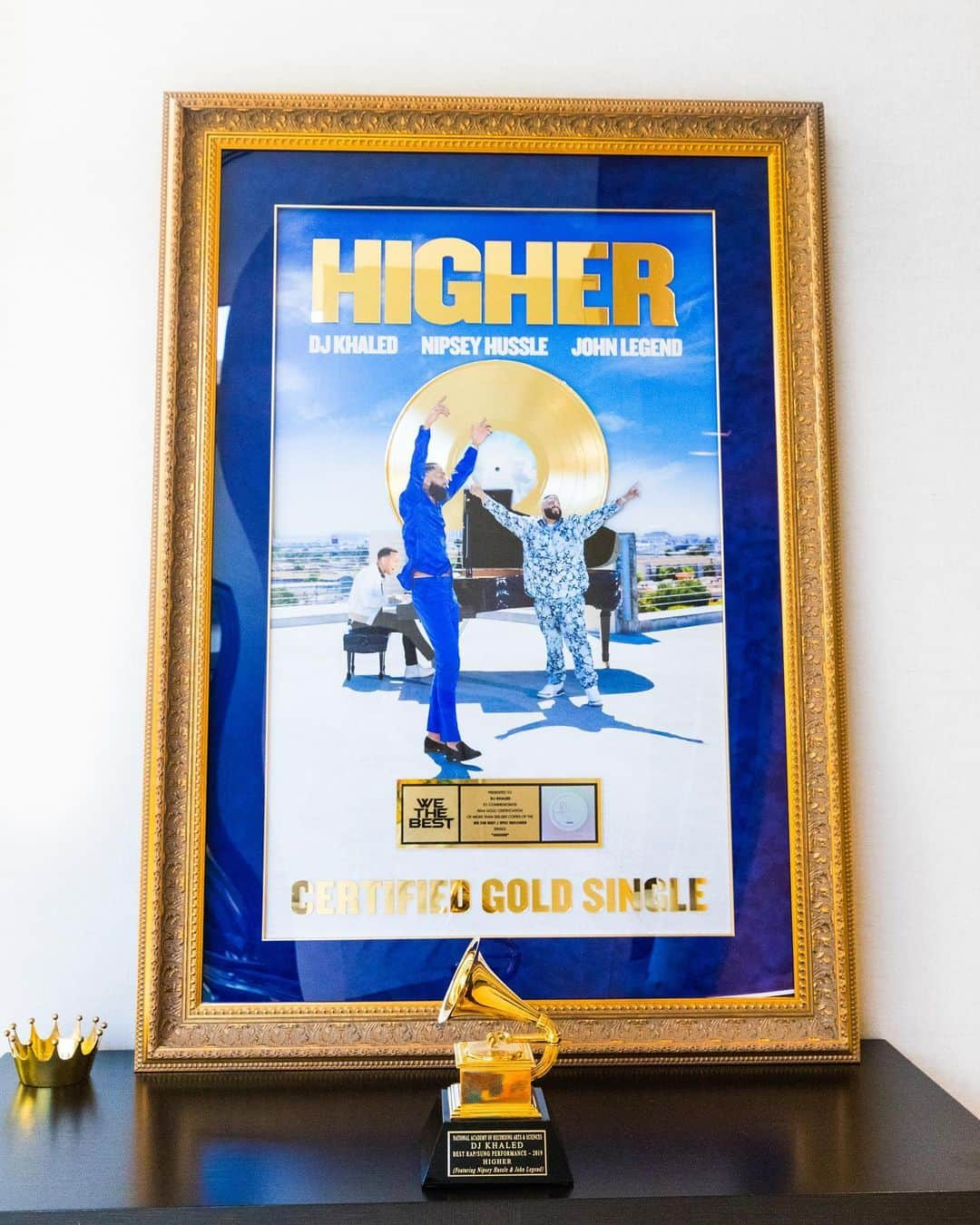 DJキャレドさんのインスタグラム写真 - (DJキャレドInstagram)「HIGHER 🤲🏽🏁 GRAMMY WINNING 🏆 and @riaa_awards CERTIFIED GOLD! @nipseyhussle @johnlegend 🙏🏽 long live Nip! This is for Nip and his family! And for hip hop Bless up @laurenlondon @stevecarless Blacc Sam and #AllMoneyIn 🙏🏽 #HIGHER PLAQUE HAS ARRIVED 🙏🏽 @recordingacademy @wethebestmusic @rocnation @epicrecords #ALLMONEYIN the marathon continues! @ivanberrios 📸」7月29日 8時43分 - djkhaled