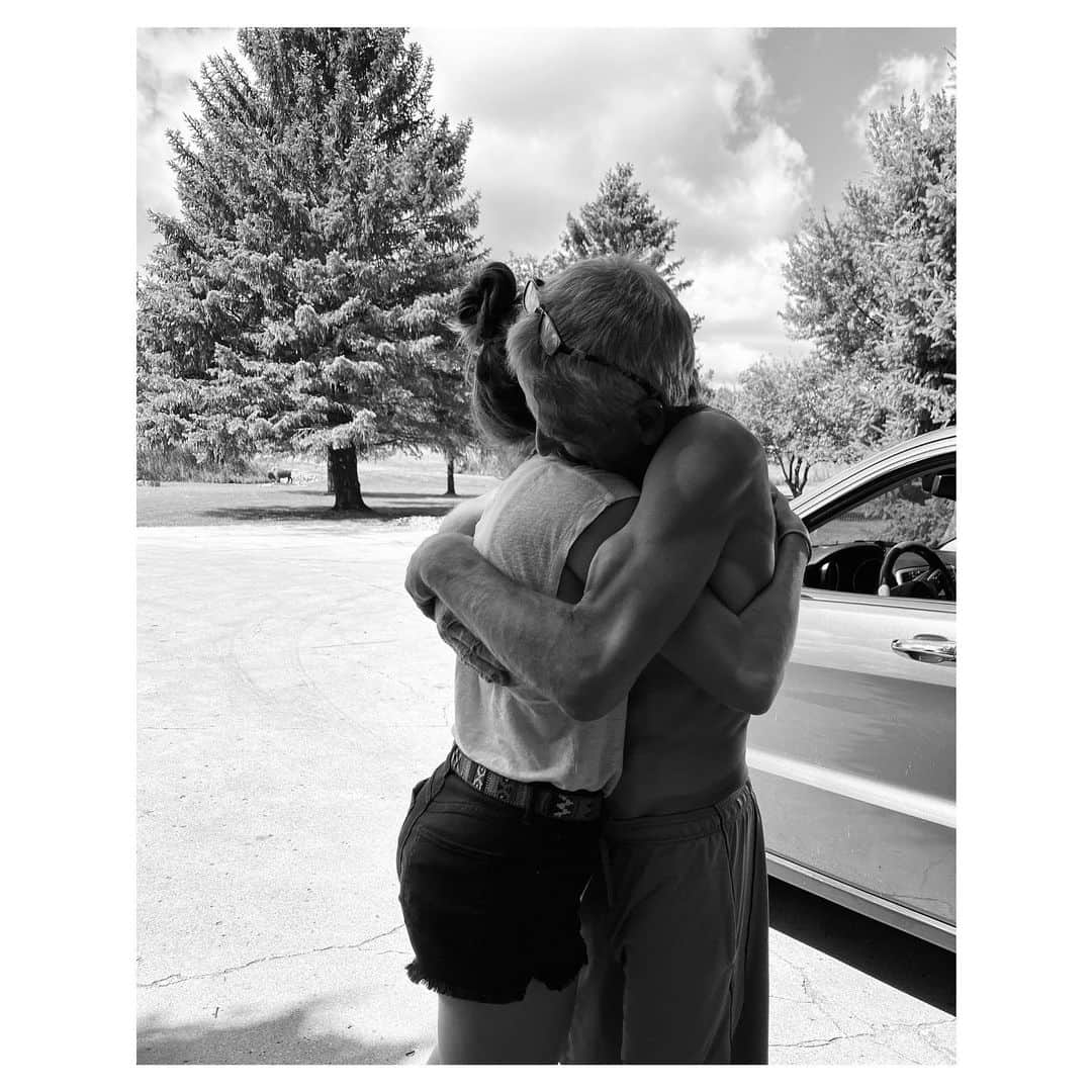 シャンテル・ヴァンサンテンのインスタグラム：「Biggest part of this 34 day road trip was seeing family. And HUGS from dad...I cherish these now. The story is long and painful... but I didn’t get them for many years while we were estranged. I never knew one goodbye could mean years and years between. It has been a journey back into each others lives. Not always easy but one my soul couldn’t live without continuing. I feel lucky to now be making memories, time with him and my family, and making up for lost hugs.」