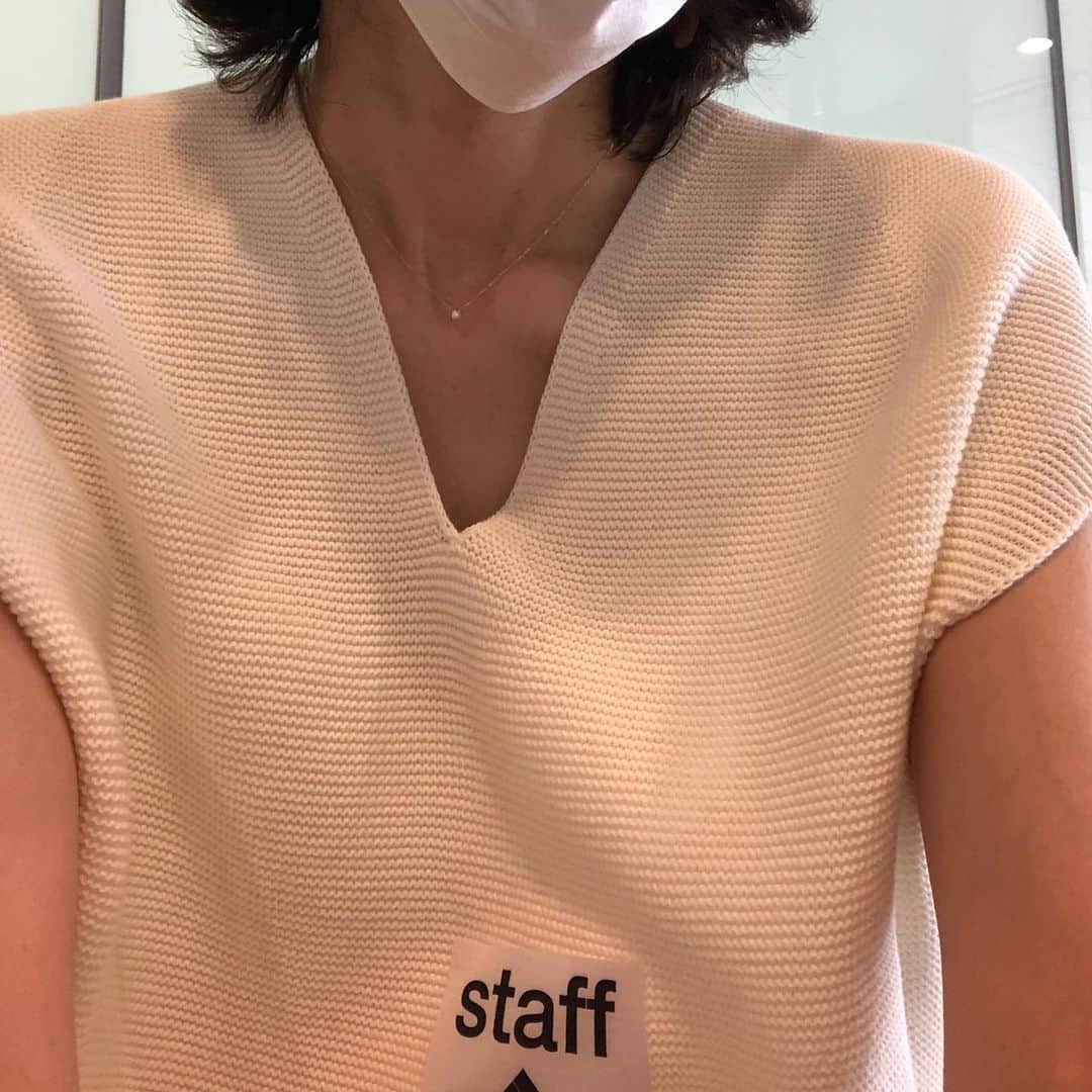 清水春名のインスタグラム：「ウォーキングスタイリスト清水春名です。まだ梅雨があけず、なんだかな~なお天気ですが皆さまいかがお過ごしですか？私はちょこちょこお仕事させて頂きながら、毎日過ごしております。  先日は撮影に立ち会いました。 初めてフェイスシールドをつけました😊 #撮影 #ウォーキングスタイリスト #ウォーキングスタイリスト清水春名#清水春名 #コロナ対策 #フェイスシールド #cm」