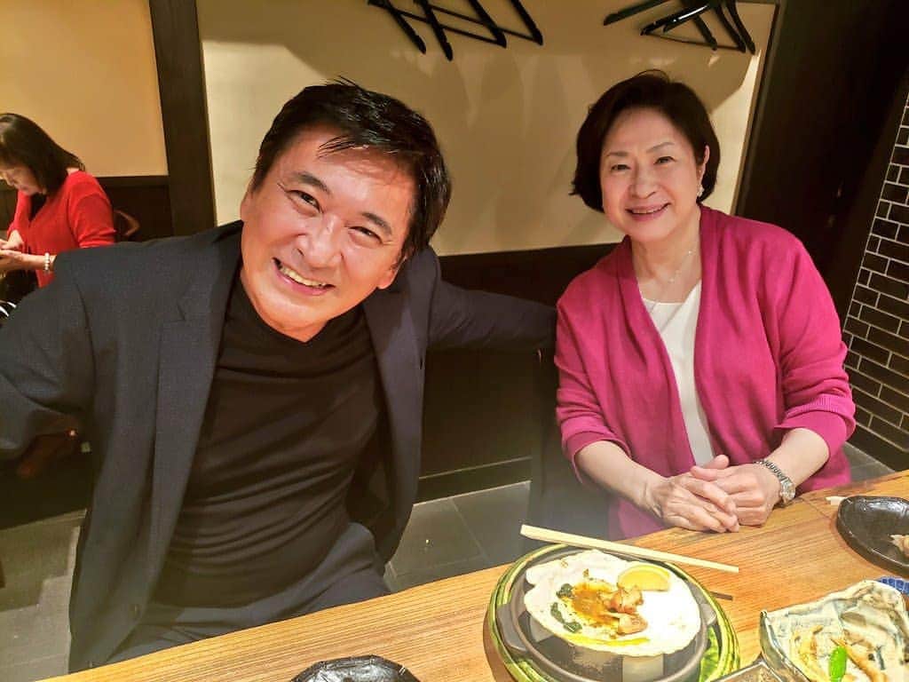 藤岡幸夫のインスタグラム：「中３～２５歳の僕のピアノの先生だった勝郁子先生と食事楽しかった～☺️当時先生は芸大の学生で(僕のピアノの師匠の下見をして下さってた)お姉さん的存在。勉強まにあわず右手捻挫しましたと嘘ついて間違えて左手に包帯していったり、当時のハチャメチャな想い出で笑いっぱなし。 こちらは以前の投稿ですが、勝先生ではなかったようでほっとしました汗 ↓ 整理していたら高校時代のピアノを使ったスコアリーディングの教本がでてきた。 所が…音楽以外の気になる書き込みが沢山あり…特に「月謝３回分」って…忘れただけなら良いが、まさか使いこんだのか？と急に心配になってきた…。あの頃はあーた、ハチャメチャでしたから…」