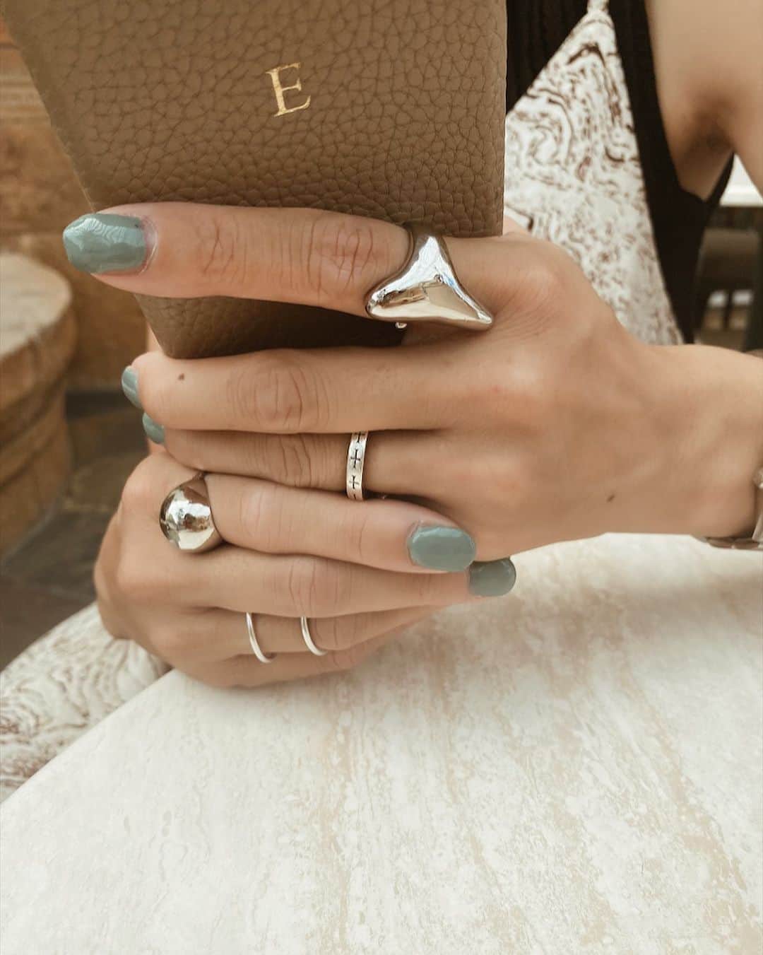 Erikaさんのインスタグラム写真 - (ErikaInstagram)「𝒮𝒾𝓁𝓋𝑒𝓇 𝓇𝒾𝓃𝑔  ぷっくりに一目惚れ♡ あー可愛い♡  大ぶりのデザインが ゴツめの手のあたしには、最高に嬉しい♡  丸いぷっくりも、とろ〜ぉんとぷっくりしてるのも @bellthink さんの  ┈┈┈┈┈┈┈┈┈┈ #silveraccessory #silverring #silverjewelry #silver #accessory#ring #リング #jewelry#jewelrydesign #指輪#重ね付け #シルバー#シルバーリング#シルバージュエリー#今日の手元#手元#手元コーデ #手元くら部 #手元倶楽部 #指輪選び」7月29日 8時54分 - 911erika