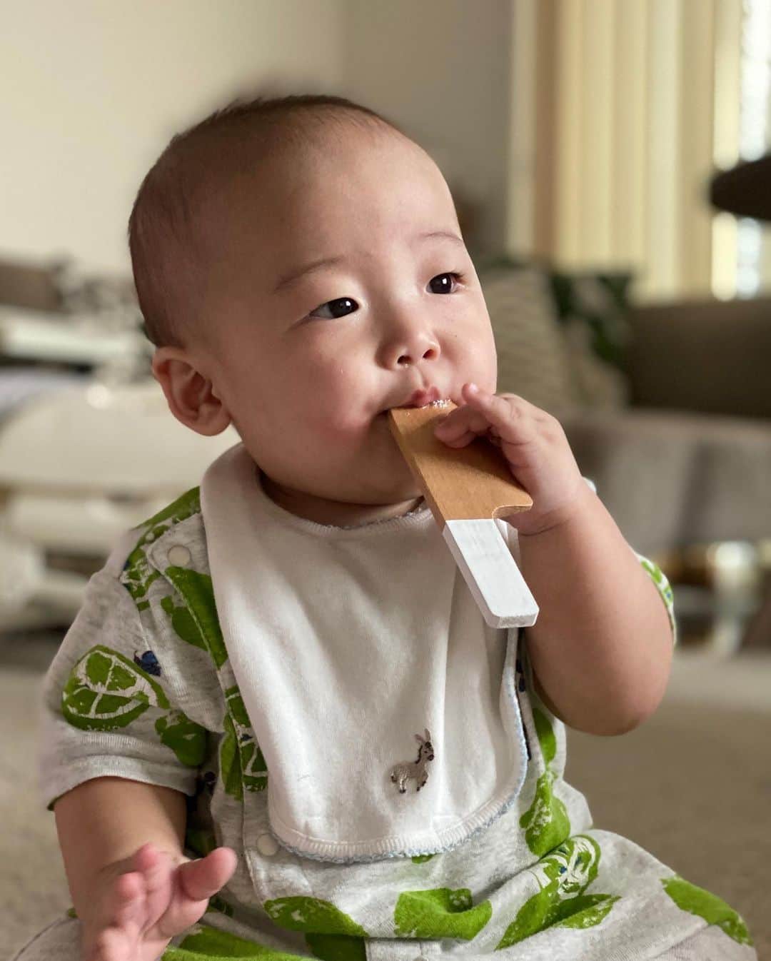 田中雅美さんのインスタグラム写真 - (田中雅美Instagram)「ナイフを食べる息子。  ・ ・ ふと、佐藤浩一さん、の、モノマネをする人を思い出した🤣笑  ・ ・ #息子 #ナイフ食べてる #佐藤浩一さんのモノマネのマネ」7月29日 9時03分 - tanakamasami_official