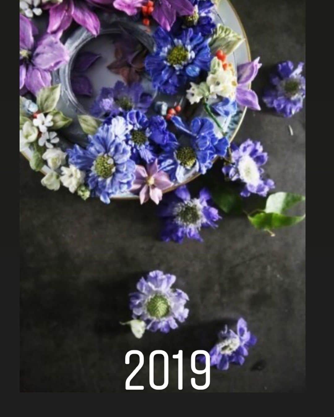 청담 수케이크 (atelier soo)さんのインスタグラム写真 - (청담 수케이크 (atelier soo)Instagram)「ㅡ Soocake story Buttercream piping Scabiosa ⚜️ ㅡ 2012 - 2020. 2012년부터시작된버터크림플라워케이크. 나는 이미만들어진 레시피나 교재가없던시절부터시작했기때문에 모든꽃은수년간에걸쳐 스스로터득해서 다듬어졌고 완성되었다. 사실 여전히 완성형은아니라는생각을한다. ㅡ 스카비오사는주름표현이생명인데 공기를넣어그안에주름을표현하는기법으로.난이도는있는편이지만.잘표현된꽃엔생생한느낌이담겨있어 내가너무애정하는꽃이다. 내가추구하는 나의일의 본질은 꽃의아름다움을 섬세하게 크림으로표현하는것이다. 케이크에생명과영혼을 넣어주는일을사랑하고 그이미지를 상상하는것을 즐긴다 :) ㅡ」7月29日 9時04分 - soocake_ully
