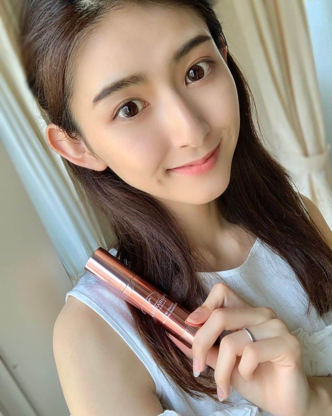 のインスタグラム：「レイ パルフィープレミアムの リキッドファンデーションを使ってみたよ💕  ファンデーションって自分に何色が合うか 迷いますよね。。。 でもこのレイパルフィープレミアム 自分の肌色に合わせて色付いてくれるんです😳✨ 初めは白色なのに、とても不思議❣️ カバー力も十分だし自然なツヤ感のある仕上がりになるよ♡ . . . #instagood #instalike #goodlife  #beauty#cosme#cosmetics #コスメ #美容#化粧品#化粧#セルフィー  #レイパルフィー#私色#カラーフュージョンテクノロジー」
