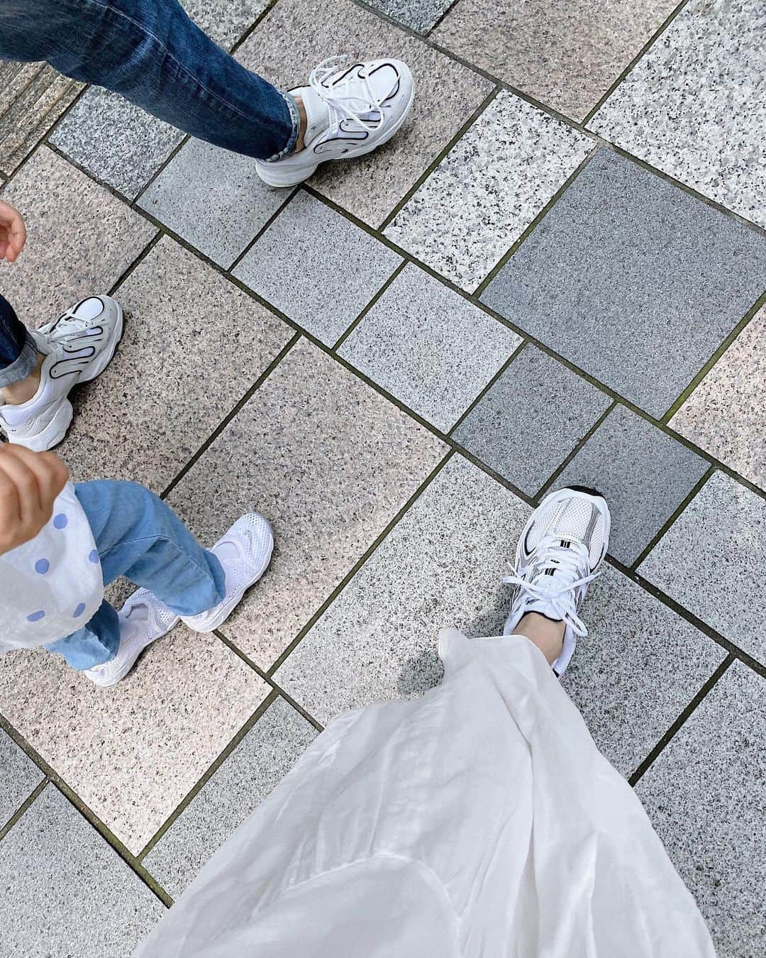 翁安芸さんのインスタグラム写真 - (翁安芸Instagram)「👟👟👟💕💕 #threegenerations #whitesneakers #motheranddaughter」7月29日 9時10分 - akinyc