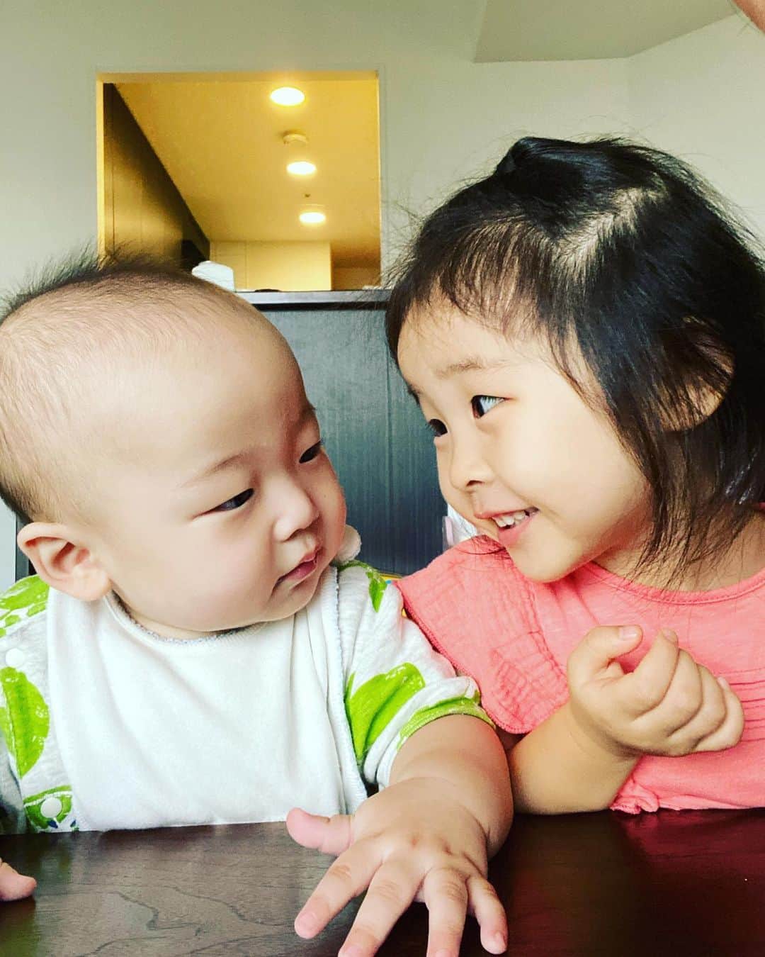 田中雅美さんのインスタグラム写真 - (田中雅美Instagram)「姉弟。 ほぼ同じ頭の大きさ。笑  #姉弟 #頭大きめな弟 #可愛がる姉　 #たまに嫌がるけど #この先 #喧嘩するんだろな」7月29日 9時11分 - tanakamasami_official