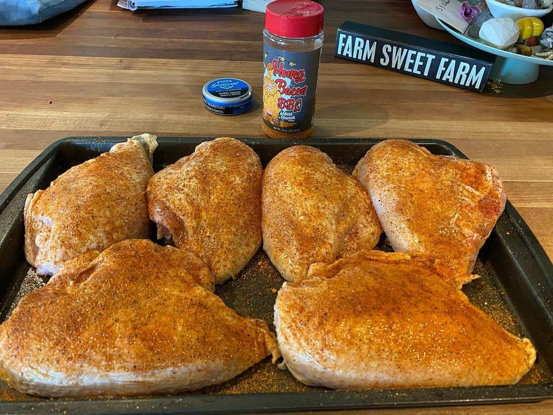 ケアリー・ハートさんのインスタグラム写真 - (ケアリー・ハートInstagram)「1st meal out of lockdown since my test came back negative! About to put some split breasts smothered in @meatchurch rub on the @traegergrills 🤘🏼🤘🏼. What ya cookin for dinner?」7月29日 9時20分 - hartluck