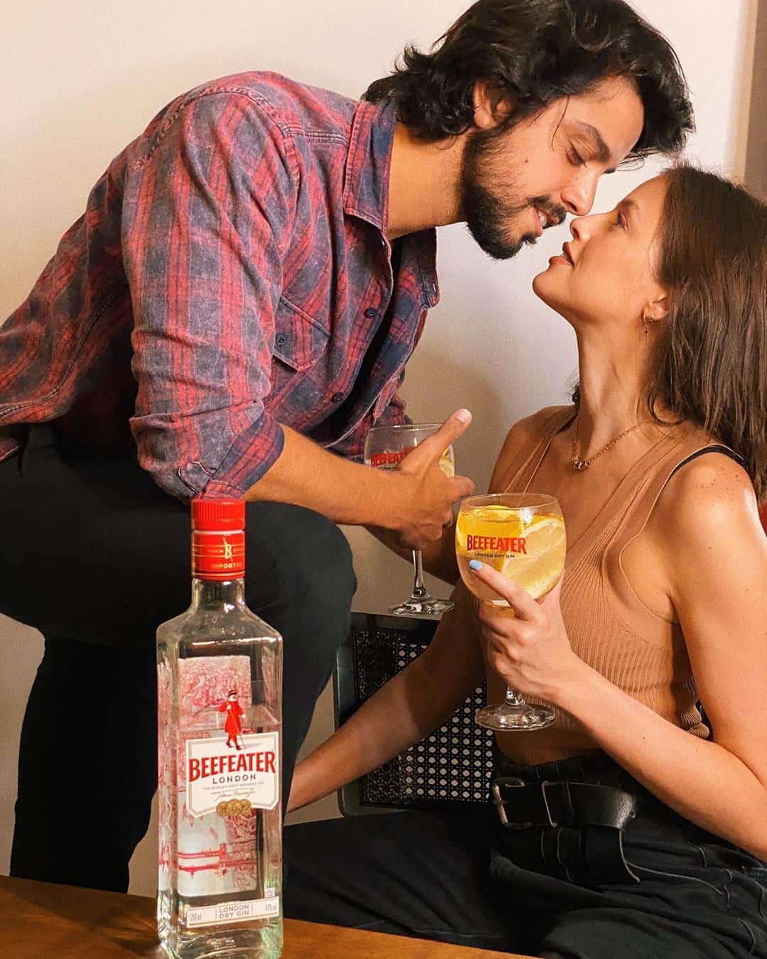 のインスタグラム：「Dia dos Pais está chegando e você aí já pensou no presente? Não vale dizer que vai comprar aquele presente clichê de todo ano hein. O que acha de dar um presente mais original, moderno, internacional? Então olha só, eu e o @simasrodrigo temos um cupom exclusivo pra você presentear o seu pai (ou se presentear) com o gin mais premiado do mundo.   Ué, não conhece? Corre lá nos stories para aproveitar e já comprar o seu @beefeaterbrasil ;) [Beba com moderação. Não compartilhe com menores de 18 anos]  . Link: https://cutt.ly/BsCZSzY Código de desconto: AGATHAERODRIGO10 #ad」