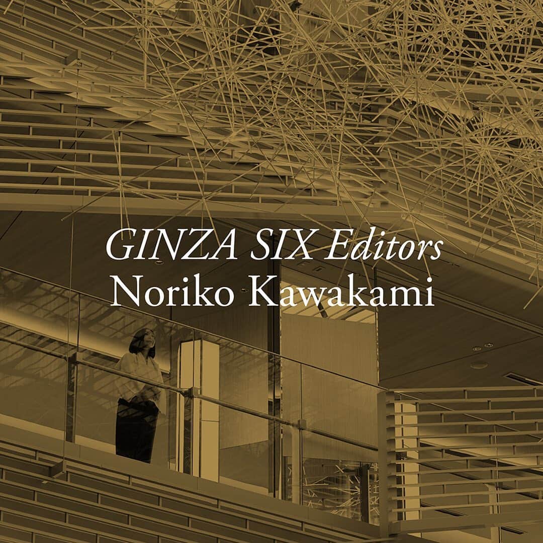 #ぶらエディターズ GINZA SIX オフィシャルさんのインスタグラム写真 - (#ぶらエディターズ GINZA SIX オフィシャルInstagram)「GINZA SIXの公式ウェブサイトにおける人気連載「ぶらエディターズ」。ジャーナリストで21_21 DESIGN SIGHTのアソシエイトディレクターとしても活躍する川上典李子さんは「感覚を目覚めさせてくれるアートを巡る」というテーマのもと、中央吹き抜け空間で展示中の吉岡徳仁さんが手がけた《Prismatic Cloud》、パトリック・ブランによる垂直庭園《Living Canyon》、さらに「Van Cleef & Arpels」（B1F〜2F）、「MIXOLOGY SALON」（13F）を、まさにアート散歩。 「自然界の光に目を向ける吉岡徳仁さんの作品に誘われるようにして、GINZA SIXを巡ったこの日、自然との関わりも大切に、創造の世界を探る表現者たちの作品に出会うことができた。身につけることができる、あるいは、さまざまな景色が浮かんでくる一篇の詩のようなアートにも」（川上さん） 記事はこちら→ https://ginza6.tokyo/news/77820  More from our series by GINZA SIX EDITORS. Journalist and associate director at 21_21 DESIGN SIGHT Noriko Kawakami reports back on a walk around GINZA SIX to see “Art that awakens the senses.” She took in Tokujin Yoshioka’s “Prismatic Cloud” in the main atrium, Patrick Blanc’s vertical garden “Living Canyon,” and also visited Van Cleef & Arpels (B1F-2F) and MIXOLOGY SALON (13F). Kawakami says, “I was immediately drawn by Tokujin Yoshioka’s eye for natural light. The art that I encountered was creatively inspired, but also a reminder to foster a connection with nature. There were also works of art that you can wear. Others were like poems that evoke scenery.” Read her full article here: https://ginza6.tokyo/news/77820  #川上典李子 #ginzasixeditors #ぶらエディターズ #ginzasix  @ginzasix_official」7月29日 9時35分 - ginzasix_official