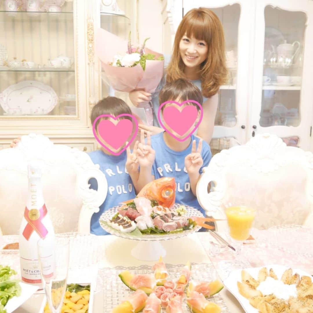 中島彩のインスタグラム：「my birthday💕 家族が自宅でお祝いしてくれました😍 私のリクエストメニューを主人が作ってくれて ..乾杯🥂　 さかなごころさんのお刺身と、ルメルクールのメロンショートケーキもリクエスト😘💕 息子たちからお手紙と花束のプレゼントもとっても嬉しかった...❤️ 新しい１年の幕開けも幸せいっぱい😍 大切な家族には感謝しかないです❤️  #誕生日　#バースデーメニュー　 #バースデーケーキ @remercoeur #桃アールグレイ　#生ハムメロン @sakana_gokoro #家族時間　#おうちごはん #おうち時間」