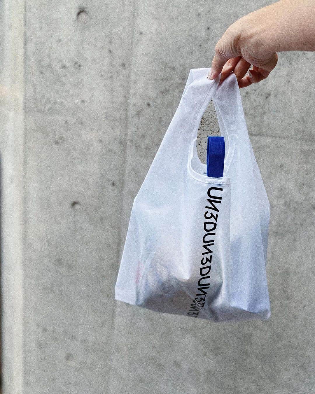 荻原桃子さんのインスタグラム写真 - (荻原桃子Instagram)「NEW ECO BAG💙  これはコンビニ袋みたいな Mサイズなのでちょっとしたお買い物に最適です  大人気であっという間に沢山のオーダーをいただきまして完売致しました。ありがとうございます🙏  ただいま完売しておりますが 再販やNEWバージョンも検討中なので楽しみにしていただけたらと思います！  SOLD OUTになっていますが リクエストをしていただくと 再販した際に連絡がいきますのでそちらも活用してください🤍  スーパーにはLサイズが使いやすい👌  #UN3D #ECOBAG @un3d_official」7月29日 9時51分 - momokoogihara