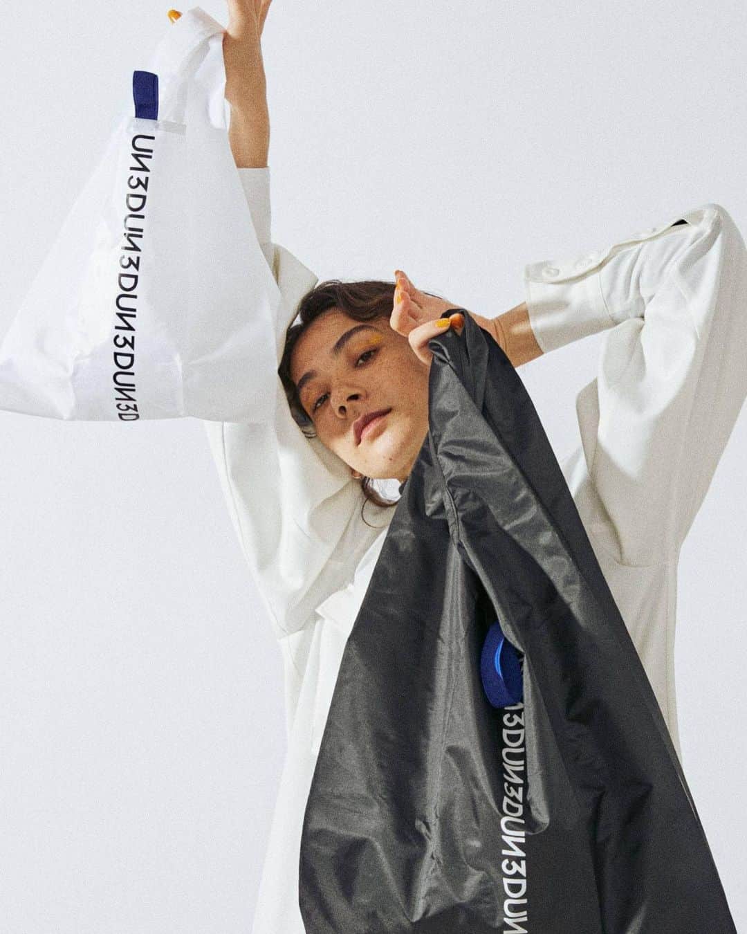 荻原桃子さんのインスタグラム写真 - (荻原桃子Instagram)「NEW ECO BAG💙  これはコンビニ袋みたいな Mサイズなのでちょっとしたお買い物に最適です  大人気であっという間に沢山のオーダーをいただきまして完売致しました。ありがとうございます🙏  ただいま完売しておりますが 再販やNEWバージョンも検討中なので楽しみにしていただけたらと思います！  SOLD OUTになっていますが リクエストをしていただくと 再販した際に連絡がいきますのでそちらも活用してください🤍  スーパーにはLサイズが使いやすい👌  #UN3D #ECOBAG @un3d_official」7月29日 9時51分 - momokoogihara