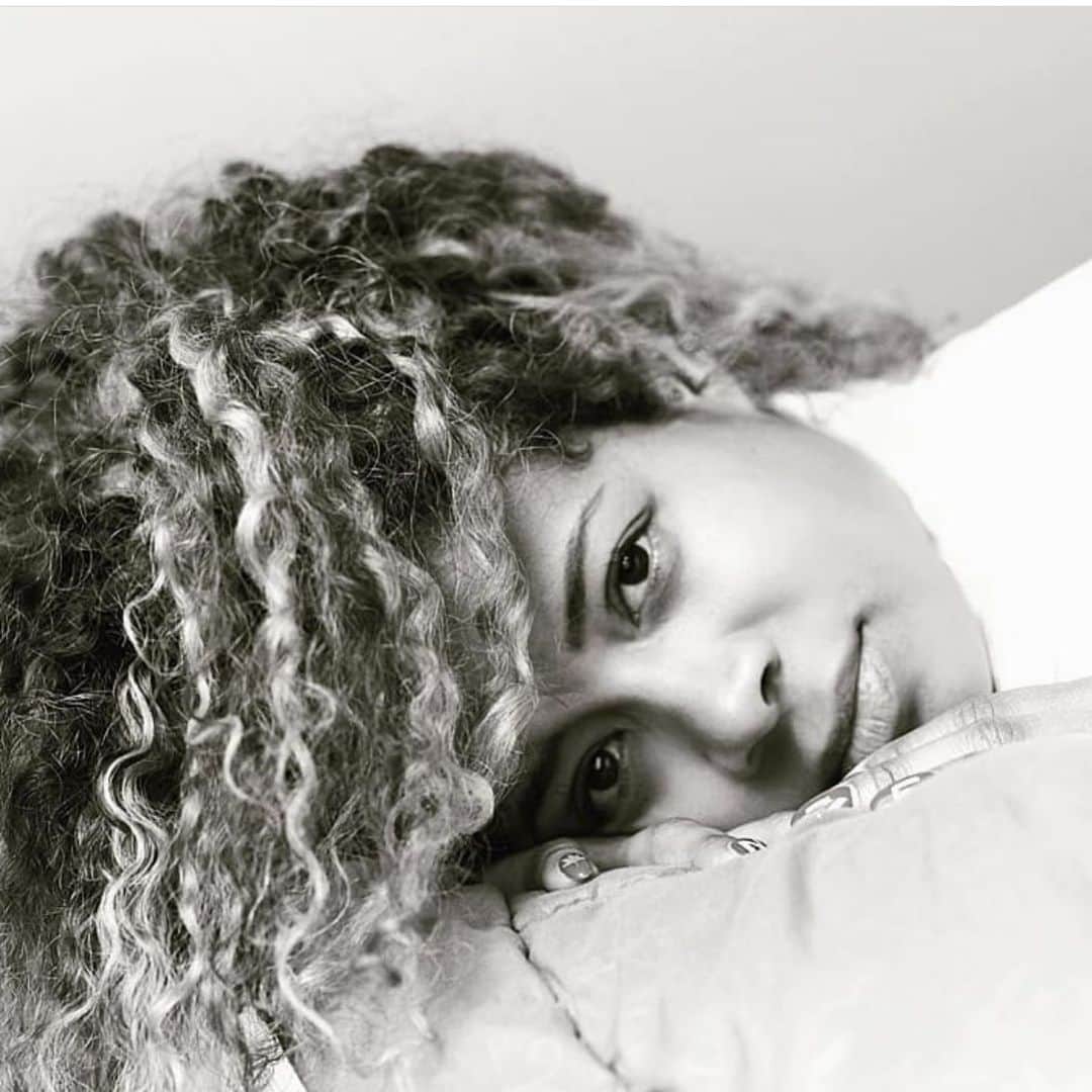 ケリスのインスタグラム：「#challengeaccepted @zoeadjonyoh thank you for spreading the love this way @mikemorafotos ❤️」