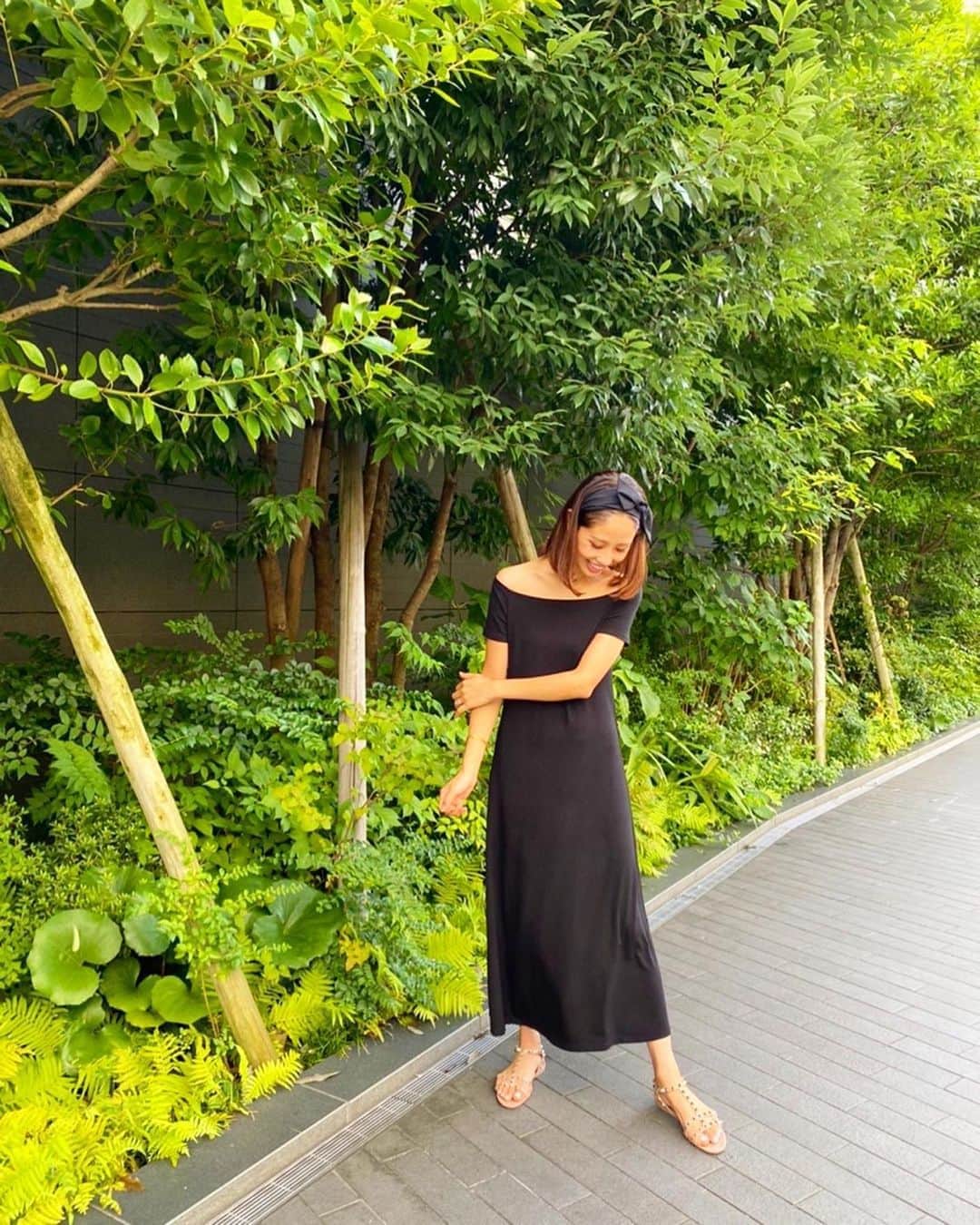 片山麻紀子のインスタグラム：「． この前の週末🌼﻿ ﻿ さらっと着れるこの @isook_official のワンピース﻿  楽でかわいくってとても気持ちいい﻿ ﻿ くるくるっと丸めると﻿ 小さくなるし何かと便利﻿ ﻿ 一つ前の記事でこのワンピースの丈についてのDMを頂きましたが、私の身長は166cmです﻿ ﻿ ご参考になりますように😚🌼✨﻿ ﻿ ﻿ #isook  #アイス #オフショルダーってだいすき」
