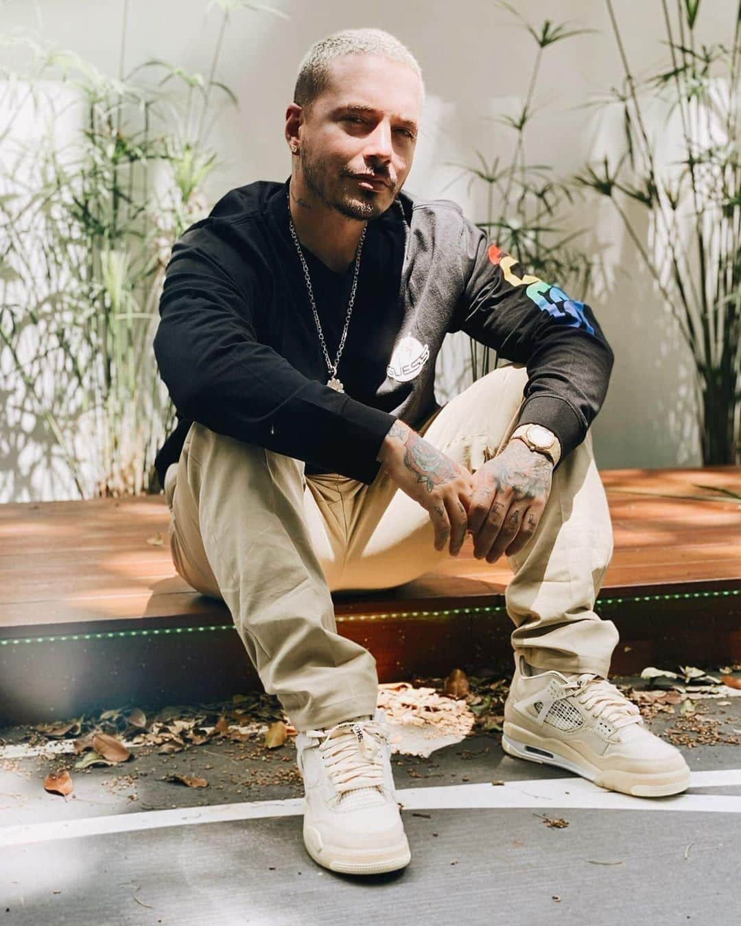 ゲスさんのインスタグラム写真 - (ゲスInstagram)「con estilo 👀🔥 @jbalvin rocking the #GuessxJBalvin Smile Logo Long-Sleeve Tee」7月29日 10時00分 - guess