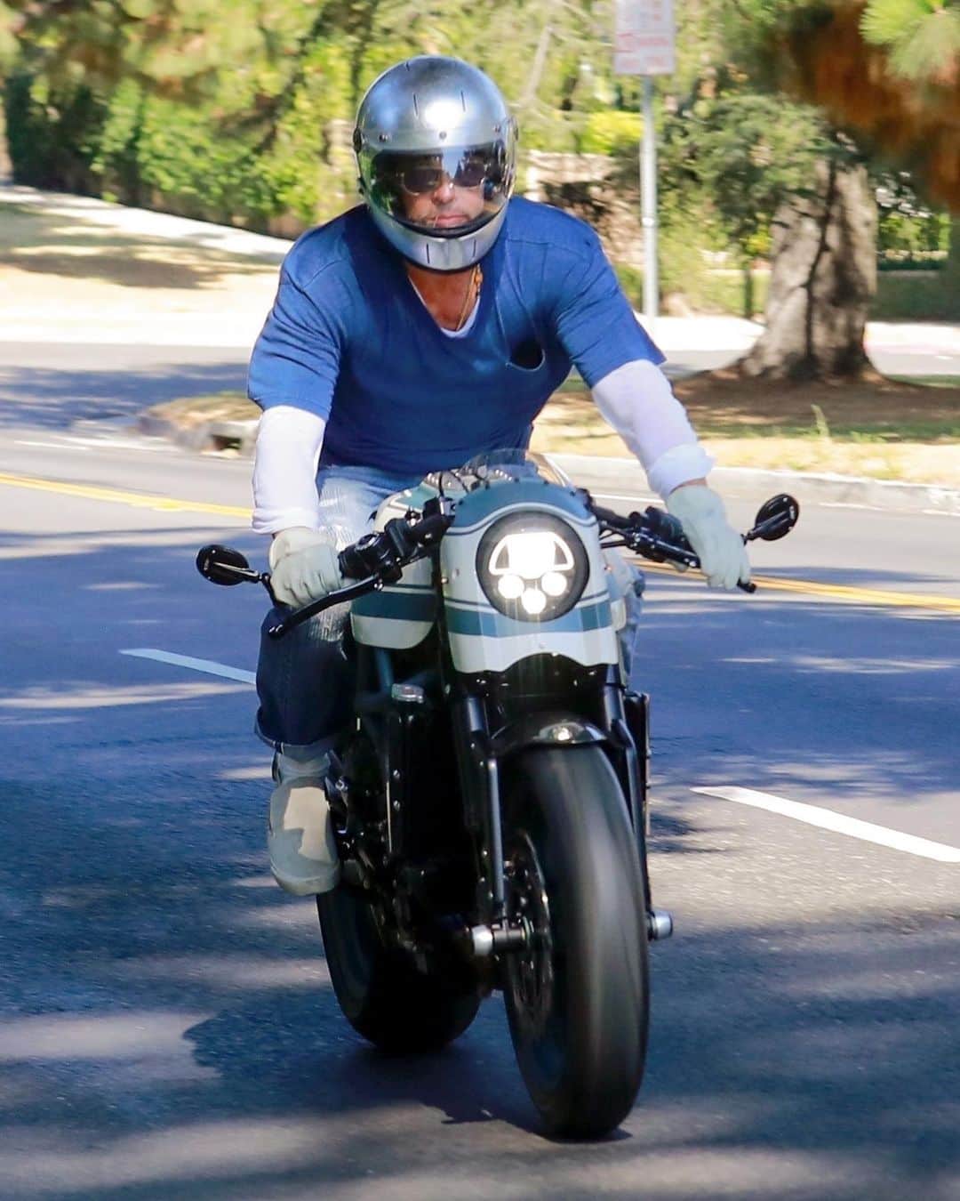 Just Jaredさんのインスタグラム写真 - (Just JaredInstagram)「#BradPitt heads out on his motorcycle to visit ex #AngelinaJolie and their kids.  Photo: Backgrid」7月29日 9時52分 - justjared