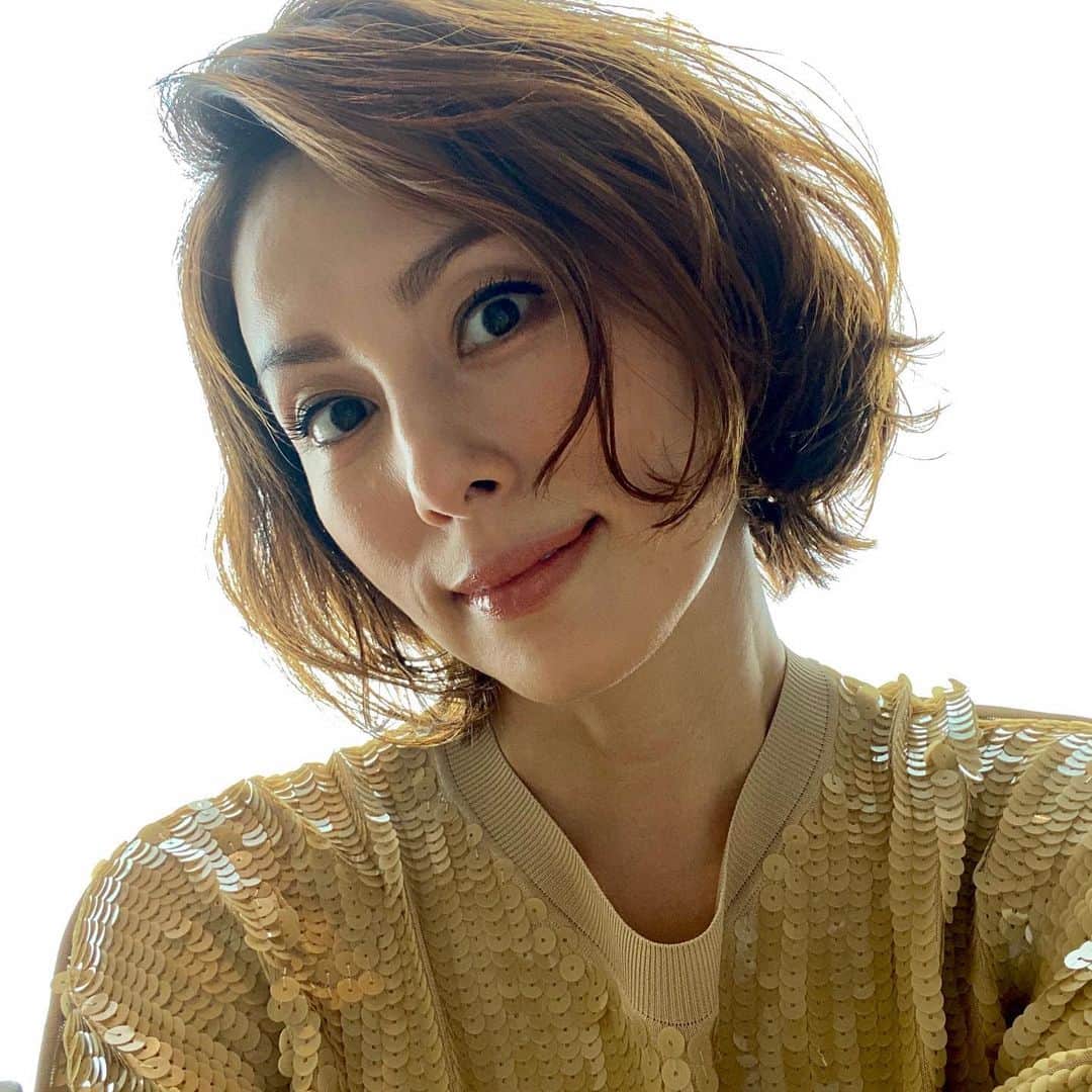 米倉涼子のインスタグラム：「お洋服とヘアメイクが好きすぎて、珍しく自撮りとかしてみちゃいました🤪  皆さん今日も素敵で安全な1日を❣️」
