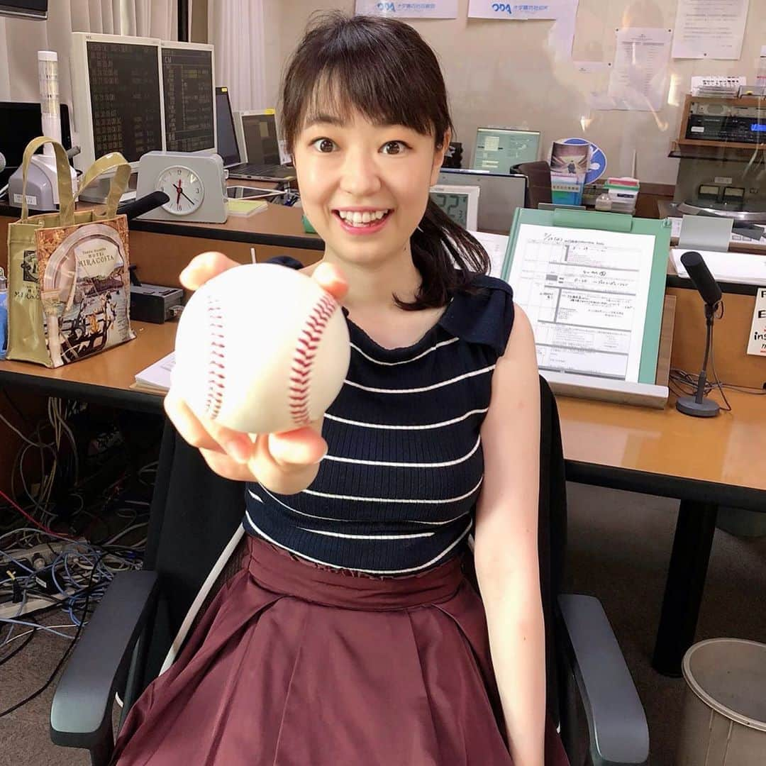 山口真奈さんのインスタグラム写真 - (山口真奈Instagram)「‪今朝はモーニングスマイル担当でした📻🎶明日、明後日もいつものように担当します、よろしくお願い致します🎶‬  ‪きょうは高校野球・夏の鹿児島県大会代替大会 決勝です。神村学園 対 国分中央！リポートはたんぽぽ倶楽部内で10:20頃から木藪アナが担当です⚾️✨‬  ‪一緒に応援しましょう📣🎶‬  ☆☆☆☆☆☆☆☆☆☆☆☆☆☆☆☆☆☆☆☆☆☆☆☆☆ #鹿児島 #ラジオ #MBC #MBCラジオ #モニスマ #radiko #アナウンサー #山口真奈 #野球 #梅雨明け #猛暑日 #鹿児島県大会 #代替大会 #決勝 #このあと #応援しましょう」7月29日 9時55分 - manayamaguchi0417