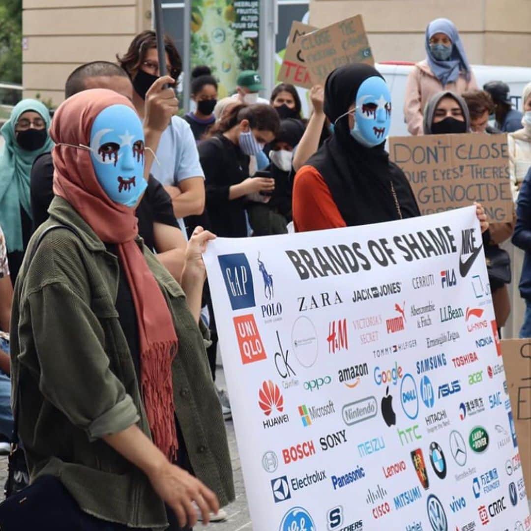 キャメロン・ラッセルのインスタグラム：「Investigations by the @nytimes @wsj and @axios have found that major brands including @hm @adidas @lacoste @ralphlauren @pvhcorp @calvinklein @tommyhilfiger @abercrombie are USING FORCED LABOR. They have known for years and are waiting on us to call them out to make a change. Which is ridiculous and disgusting, but it means our voices matter. If you work in fashion, if you buy from any of these labels, if you have a social media account, make these brand names trend and shame them. I will share some of the heartbreaking reporting on the human rights abuses suffered by Uighur Muslims at the hands of the Chinese government in my stories and I urge you to join me in reading / listening / sharing. PHOTO @yassin_akouh // LINK https://www.nytimes.com/2020/07/23/fashion/uighur-forced-labor-cotton-fashion.html?referringSource=articleShare」