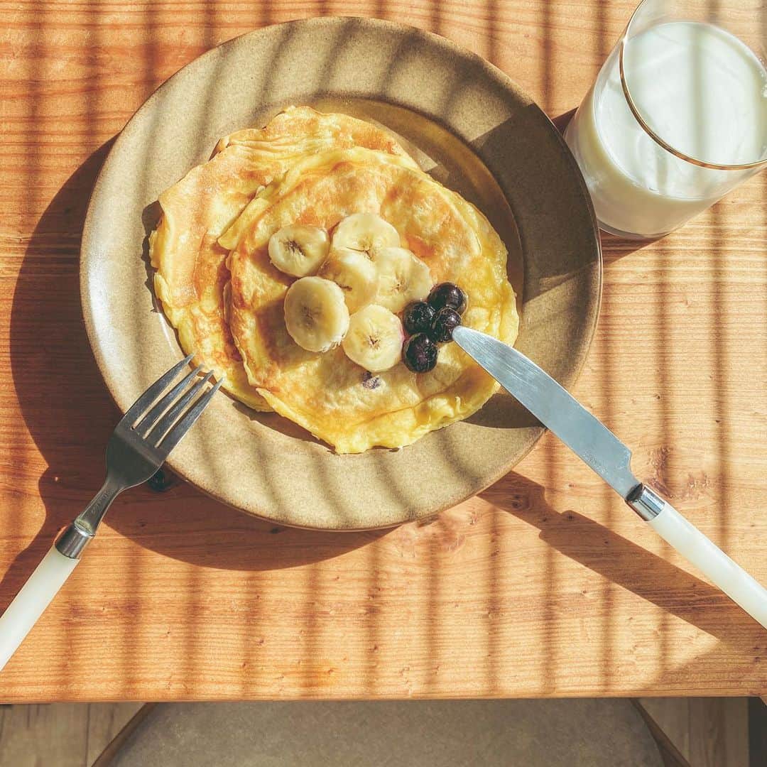 井村亜里香さんのインスタグラム写真 - (井村亜里香Instagram)「今日の朝食。 ホットケーキミックスで 何年かぶりにパンケーキを 作ってみました🥞🍴 たまに食べたくなるパンケーキ🤤 久々でうまくできるか不安だったけどなんとかできた〜😯 シンプルが好きなので生クリーム、バターはなしで バナナとブルーベリーとハチミツを🐝 ・ #pancakes#breakfast#pancake#sweets  #cooking#homecafe#home #パンケーキ#朝食#朝ごはん#お家カフェ  #おうち時間#パンケーキ部」7月29日 10時17分 - arika_imura