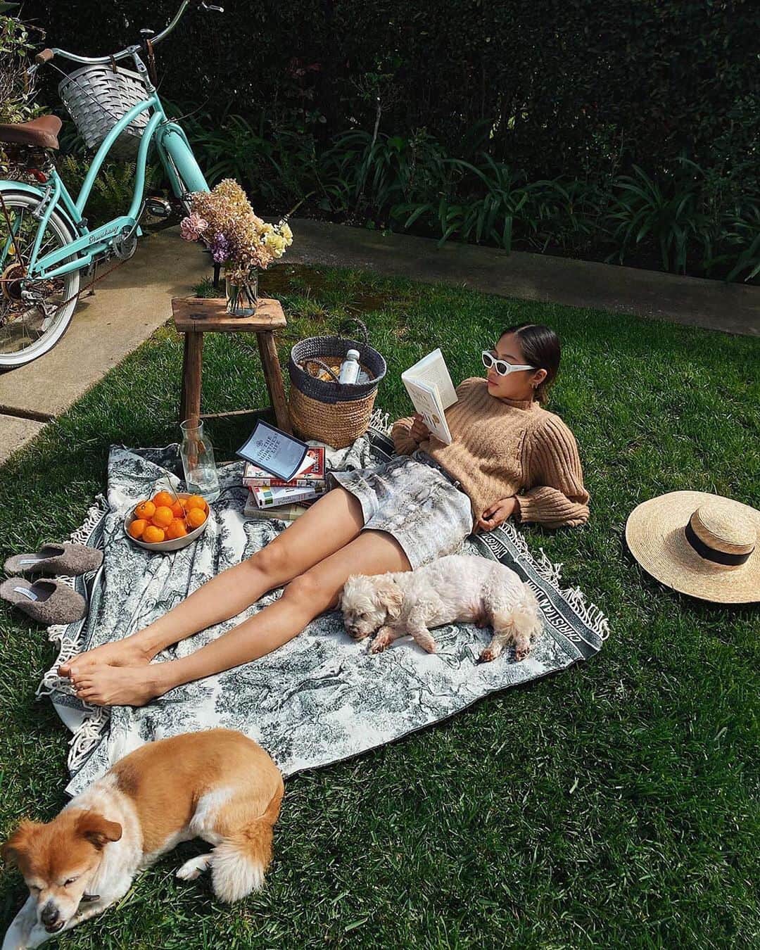 WHO WHAT WEARさんのインスタグラム写真 - (WHO WHAT WEARInstagram)「It's the summer of picnics—or at least looking like you're having one. All you need is a blanket, some snacks, and a breezy summer look to nail the aesthetic. Get some inspiration for your next socially-distanced picnic outing from our favorite fashion peeps at the link in bio. #HighlyDocumented photos: @amaka.hamelijnck, @aimeesong, @fashionwithjazz」7月29日 10時12分 - whowhatwear