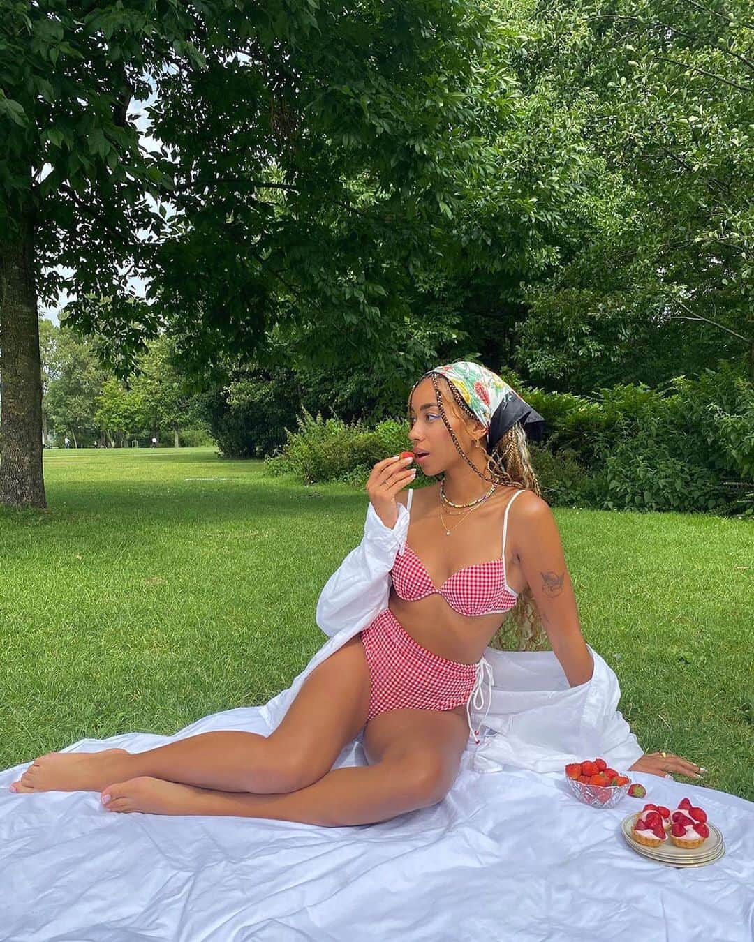 WHO WHAT WEARさんのインスタグラム写真 - (WHO WHAT WEARInstagram)「It's the summer of picnics—or at least looking like you're having one. All you need is a blanket, some snacks, and a breezy summer look to nail the aesthetic. Get some inspiration for your next socially-distanced picnic outing from our favorite fashion peeps at the link in bio. #HighlyDocumented photos: @amaka.hamelijnck, @aimeesong, @fashionwithjazz」7月29日 10時12分 - whowhatwear