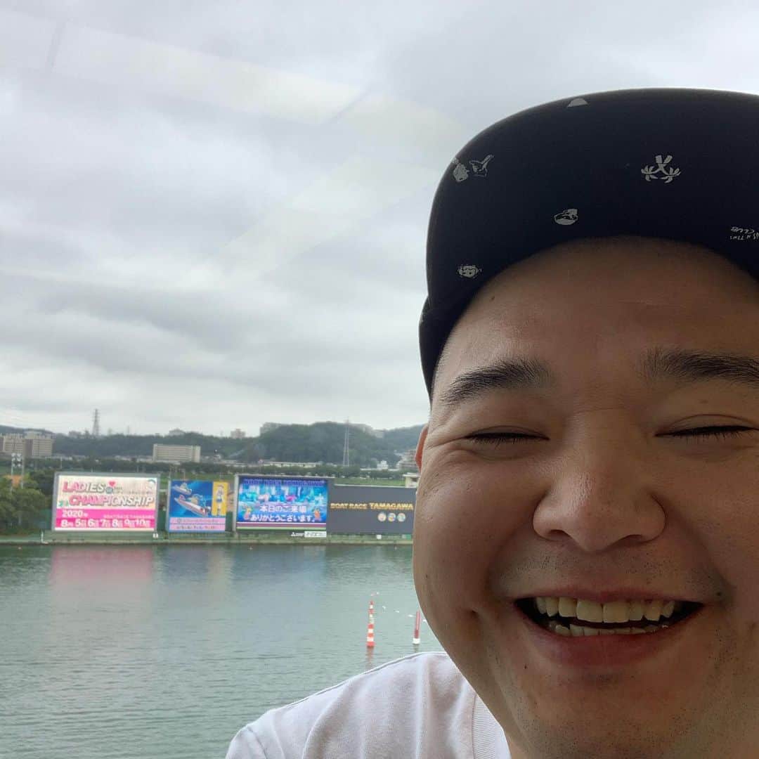 内山信二のインスタグラム：「おはようございます😃  本日もボートレース多摩川から  裏どちゃんこTVを生配信します‼️  是非観てくださ〜い🙌🙌🙌  #ボートレース多摩川 #裏どちゃんこTV #YouTube Live #内山信二 #中川おさむ」
