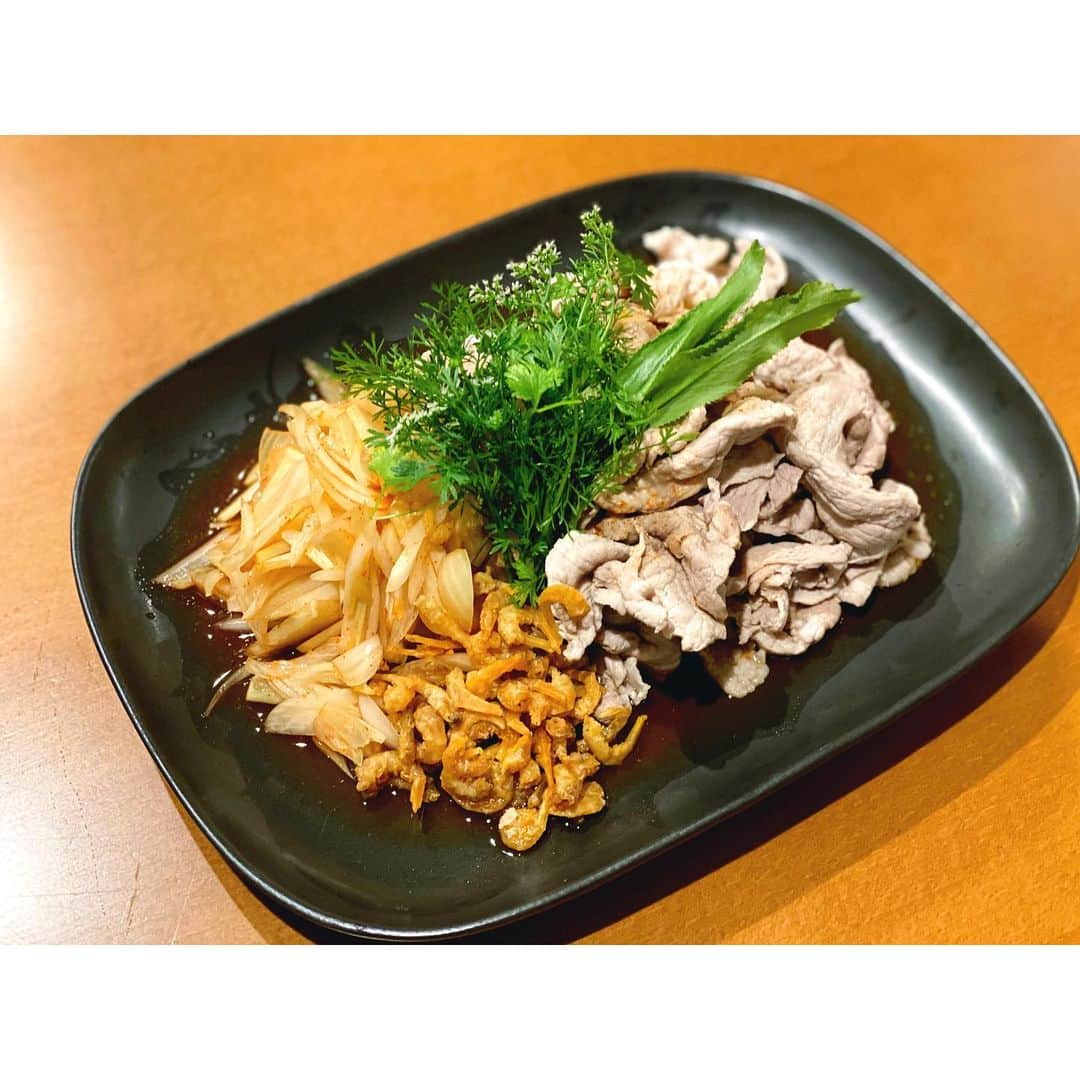 のインスタグラム：「パクチー茹で豚の干し海老とらっきょう和え ・ 手作りのらっきょうで一品。 というか、これが作りたかったから、らっきょうを漬けた。 ・ 以下は、栄養素の話し　by @mikichon_chon   身体の疲れを取りながら、腸内環境を整えて細胞の老化を防いでくれるメニューです。  豚肉とらっきょうの相性は◎ 一緒に食べることで豚肉に含まれるビタミンB1の効果がUPして、代謝を促進。疲れを取ってくれたり、スタミナをつけてくれます。  豚肉には肌に良いビタミンB2とB6、らっきょうにはビタミンCが含まれていますが、そこに干し海老を追加することで足りないビタミンEを補い、さらにパワーアップ！いろんな種類のビタミンをまんべんなく摂ることができて嬉しいですね。 ・ #朝陽飯　#あさひめし　#アサヒ飯　#らっきょう　#豚肉　#パクチー　#干し海老　#pork #夏メニュー　#asian #豚しゃぶ」
