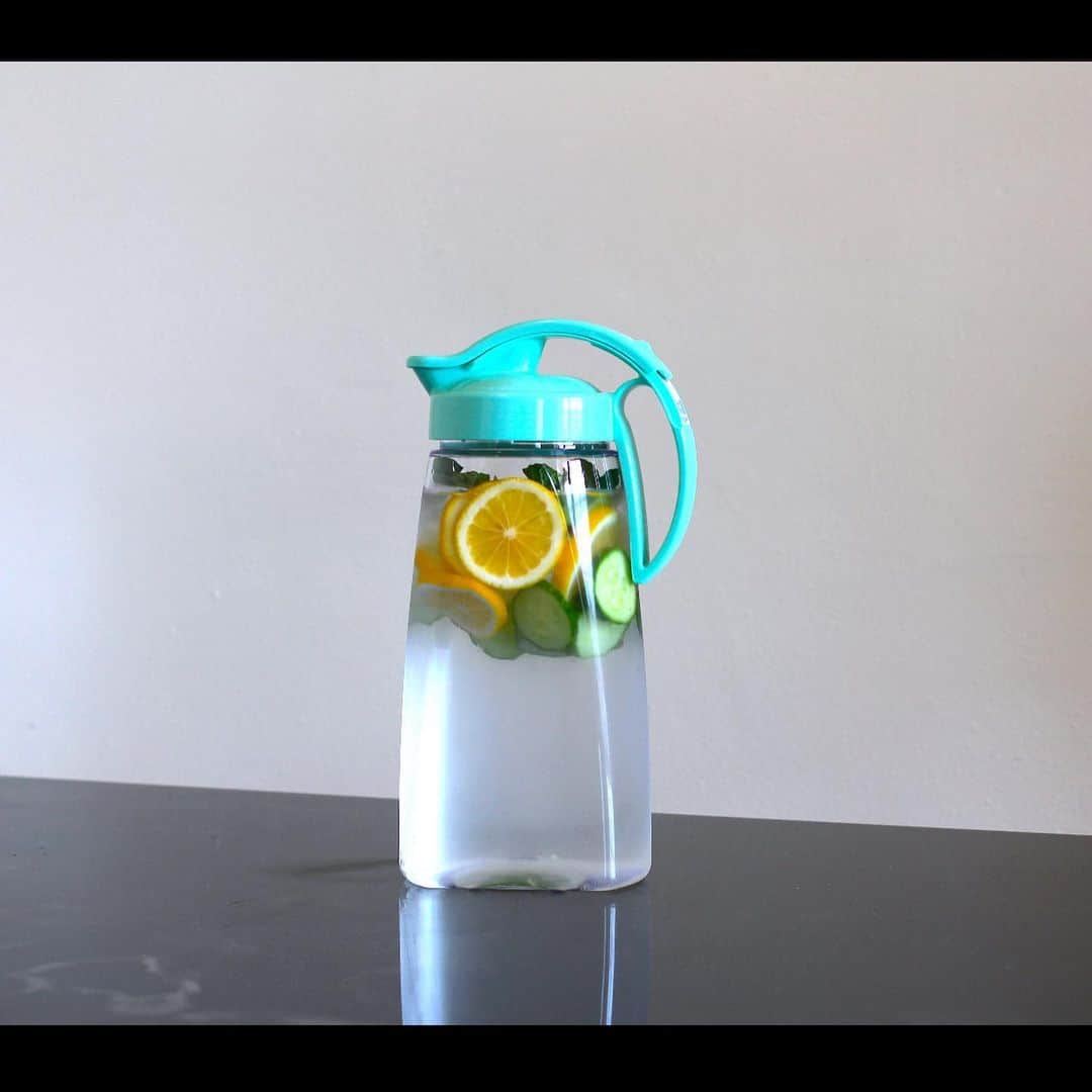 Lustrowareのインスタグラム：「🍋Pack your favorite fruits for a delicious infused beverage in this BPA free Locking Pitcher, an essential for summertime ☀️ www.amazon.com/lustroware」