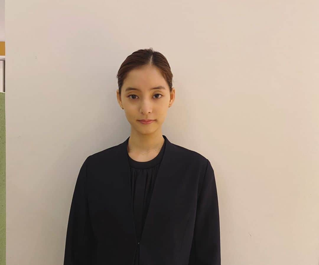 新木優子さんのインスタグラム写真 - (新木優子Instagram)「WOWOW連続ドラマW「セイレーンの懺悔」にて、主人公の朝倉多香美を演じさせていただきます！  本格的なサスペンスへの挑戦、さらに、初めての記者役ということで最初は不安もありましたが・・・ 原作・脚本を読み、真実が180度覆されてしまうような衝撃を受け、 あまりの面白さにすぐに作品のファンになってしまったので、参加することが出来て嬉しいです。  私が演じる多香美は正義感が強く、 自分では抱えきれないようなつらい過去を持っていながらも、強い想いを胸に真実を追い求める姿が印象的です。 報道番組の仲間や周りの人々が彼女の想いに突き動かされていったように、 自分で何かを変えようと動く力が素晴らしいと思いました。 私自身も多香美の強い想いを大切にしながら演じていきたいです。  でも、まだ入社2年目の新人で、一つのことに集中してしまうと周りが見えなくなる危うさも持ち合わせているので、その不安定な脆さも表現したいです。  今まで演じたことのない役に挑むので、視聴者の皆様には新しい私をお見せ出来ると思いますし、 多香美が記者として成長するとともに、私も作品を通じて成長していけることが楽しみです。 多香美が自分の信念を胸に真実を追い続けたように、 激動のこの時代は自分の気持ちを明確にする、そして、その想いに従って生きることが大切ではないかと感じました。 この作品が皆様にとっての想いを見つける “ヒント”になれば幸いです。  「連続ドラマW セイレーンの懺悔」10月18日（日）放送スタートです！ ぜひ楽しみにしていてください！」7月29日 10時52分 - yuuuuukko_