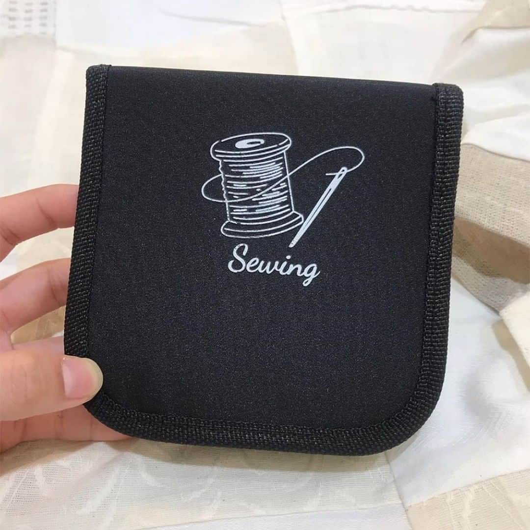 3COINSさんのインスタグラム写真 - (3COINSInstagram)「🧵Sewing🧵  ソーイングセット 300円(税込330円)  人気のソーイングセットが再入荷致しました！  フォロワー5000人突破✨ 3COINS大好き名古屋茶屋店naoko( @3coins_chaya.naoko )がご紹介です♪  ✎*。＿＿＿＿＿＿＿＿＿＿＿＿＿＿＿＿＿＿＿＿⠀  やほ〜👨‍🌾🥕﻿ ﻿ 今いろんなひんやりマスク出てますね😷﻿ 水に濡らして使うタイプのマスクが﻿ めちゃくちゃ涼しいから最近のお気に入り🎐﻿ ﻿ マスクもいろんなもの試しましょ🎶﻿ ﻿ さぁ今日は何回再入荷したかもはやわからない。﻿ ソーイングセット🧶﻿ ﻿ 豪華すぎるセット内容でいつもの価格💓﻿﻿ お得感満載🍃﻿ ﻿ 職場にひとつ。車にひとつ。﻿ 旅行に出かけるときにひとつ。﻿ いろんなところに持ってきたくなる🎶﻿ ﻿ コンパクトで場所も取らない🚄﻿ なのに大容量なのがほんと嬉しいやつね。﻿ ﻿ ちょこっと手縫いしたいときに是非つかってください🏠﻿ ﻿ いいね！と思ったら♡をポチッと🍤﻿ 3COINSがもっと知りたい方はフォローお願いします。﻿ ﻿ ¥300(税込¥330)﻿ 1910/SS-01﻿ #3coins #スリーコインズ #スリコ #茶屋イオン #名古屋市港区 #名古屋 #名古屋市 #300円 #茶屋 #主婦 #買い物 #裁縫箱 #裁縫 #手芸 #手芸部 #手縫い #手縫いでチクチク #ソーイング #コスプレイヤー #コスプレ #衣装 #手作り衣装 #家庭科 #便利 #人気 #再入荷」7月29日 11時00分 - 3coins_official