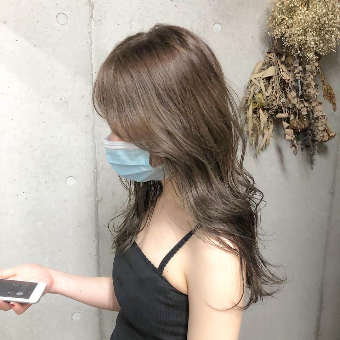 のインスタグラム：「. . 夏はナチュラルな艶々カラーが人気 👩🏻✨ シンプルなお洋服にも合わせやすくて ◎ 自然光にあたるとより柔らかく透け感 🤍 . スタイリングは大人っぽく でもふわっと 。 顔まわりの自然なうぶ毛がポイントです 🖤 . 大人ハイトーンが可愛いなぁ 🍈♡ . . #hamada_hair」