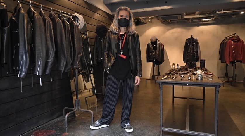 杉原勇武のインスタグラム：「展示会2日目❗️  #REDLEATHERATOMIZER #LEATHERMASK」