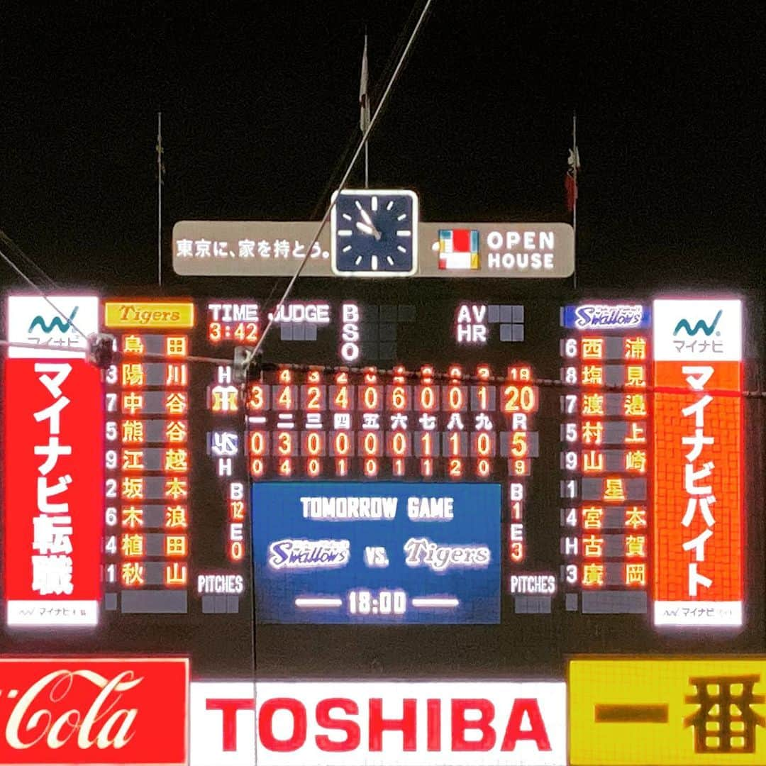 本野大輔のインスタグラム：「阪神20-5ヤクルト 凄い試合を実況させてもらいました。 まさか中継で満塁ホームランを二度も叫ぶとは。  昨日の神宮球場での試合は、、、  阪神は今シーズン最多の20得点。 ボーア、サンズの NPB史上初、助っ人外国人のアベック満塁本塁打。 秋山投手の完投勝利。  忘れられない中継になりました。  今シーズン、読売テレビ中継の試合、阪神は全勝！  さぁ、次は7月31日（金） 阪神 VS DeNA この試合は後輩の平松翔馬アナの野球実況デビュー。 がんばれ阪神、ガンバレ平松！  #阪神タイガース #満塁ホームラン #20 #神宮球場 #ボーア #サンズ #プロ野球 #中継 #アナウンサー #読売テレビ」