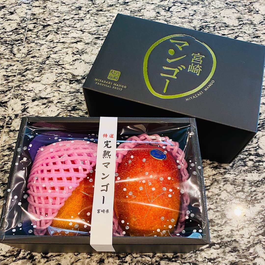 佐藤美央里のインスタグラム：「すごく立派なマンゴー頂きました🥭✨美味しそう〜🤤💕 ありがとうございます♫ #マンゴー #宮崎」