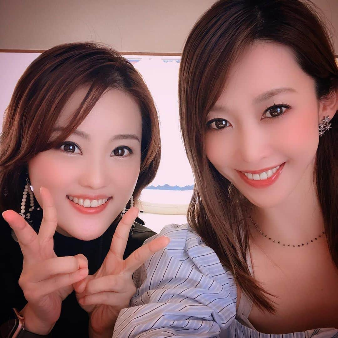 龍真咲さんのインスタグラム写真 - (龍真咲Instagram)「ちょっと前に。。。 あれとこれのおつかいに行った時に…幸せ満開のかなみちゃんと会えました❤️ かなみちゃんの卒業公演とフェアウェルに行く予定が、まさかの567で公演打ち切りとなり😢もんもんとしていました。けど彼女は大人だった。誰のせいでもないし運命だと。。宝塚時代から、年下なのに落ち着いていて冷静で隣にいてくれるとほっとする人。これからも仲良くしたいです🦋 そしてお互い幸せになりましょう💝  🥰  おつかい👛は、むらさきやさんの水羊羹とツバメヤさんのわらび餅⤴︎⤴︎ 美味でございました😋  週末には、梅雨明けかな？ 引き続き、手洗いうがいもやっていきましょう❗️」7月29日 11時07分 - masaki_ryu