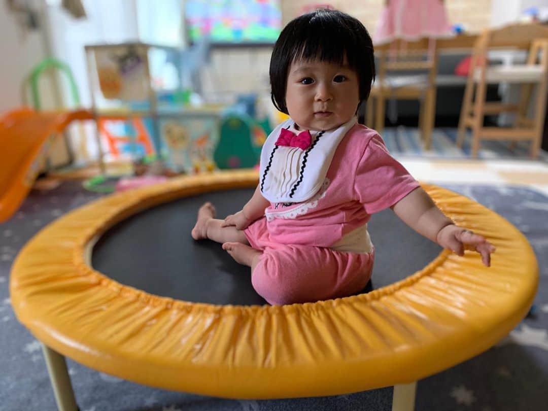 横山愛子のインスタグラム：「ついに…トランポリン買ってしまった💦  部屋がどんどん狭くなる(´；ω；`)笑 でも子供達嬉しそうだからいいや！ 私も運動しよっ😄 ジャンプするより、座ることの方がおおいけどね🤣 これで体力消耗してくれるといいなぁーー！！！ #8ヶ月 #2歳5ヶ月 #トランポリン」