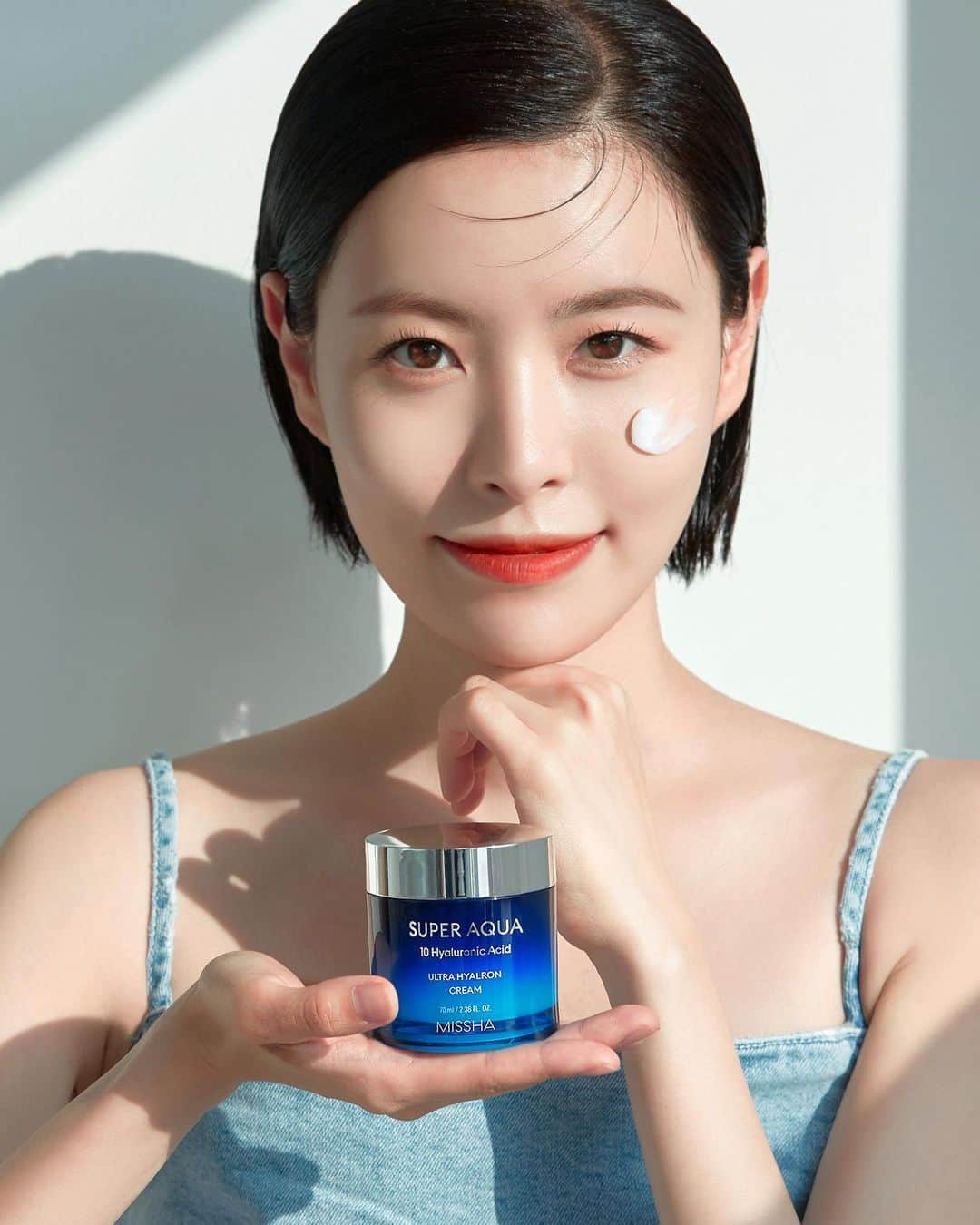 미샤 MISSHAさんのインスタグラム写真 - (미샤 MISSHAInstagram)「- #착붙메이크업 BASE편 겉은 뽀송, 속은 쫀쫀한 베이스를 원한다면?💧 촉촉한 #착붙크림 얼굴에 수.분.착.붙!🧏🏻‍♀️ 수부심 좀 있다 하는 #슈퍼아쿠아울크라히알론크림 으로  기초를 초크초크하게-! 베이스에 1:1비율로 섞어발라도 OK👌🏼 - #Flawless_makeup Base Do you want Velvet-finish complexion while hydrating the skin? Try #Super_aqua_ hyalron_cream to help your skin retain moisture throughout the day-! You can also mix equal amounts of each foundation and cream. - #미샤 ##missha #수퍼아쿠아 #울트라히알론크림 #수부심크림」7月29日 11時14分 - missha.official