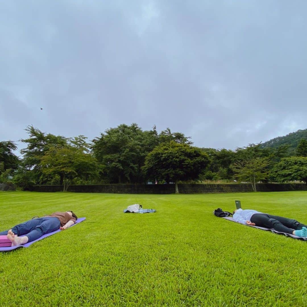 岡田美里さんのインスタグラム写真 - (岡田美里Instagram)「右側が私。 早朝の外ヨガの最後に瞑想を指導してくださる @nipa_yoga の先生はヨガ哲学にも精通しそのお話にはいつも引き込まれます。  太陽が蟹座に入る夏至の日(6月21日)は、 蟹座ゼロ度で起こる新月であり、 新月や満月のパワーが通常以上に高まる金環日食の日でした。  この日に我が家の木々の茂る地面にヨガマットを敷きお話してくださったことを今朝は思い出させてくれました。  「この蟹座の新月は、運とチャンスの入り口でここからあらゆる運が入ってきます。どんなことに目を向ければいいのかが分かりますか。それは家庭、家、ホームです。たまたま地球がStay homeの時期になりましたが、 家庭で出来る仕事を見つけて運とチャンスが入ってくることを意識すると良いですよ。」  森のヨガマットの上でお話を聞いていた私は、「？？？そんなぁ…家庭で出来る仕事なんて…ない（ ; ; ）」 と心でつぶやいていましたが、 今朝この寝ながらの瞑想の後に先生が… 「美里さん、家庭でのお仕事が始まってますね…蟹座の新月🌙の勢いに乗れば4倍速度ですよ。」 と。  「ん？」  「ジャム、ジャムですよ。」  自分に起きることを『さもないこと』と思わずに大切にすることに気づきをいただいた朝でした。  そっかーぁ✨ と、根っからの商売人として今までは「誰かのブランド」のお手伝いばかりしてきましたが、それと平行して初の自分のブランドをミリズファインソープと並べて育てていく人生の後半にしようと思ったのでした✨  アサコ先生ありがとうございました✨  #どんなことも好きにしていく  #どんなことも頑張れる  #どんなこともストイックに」7月29日 11時16分 - millieokada