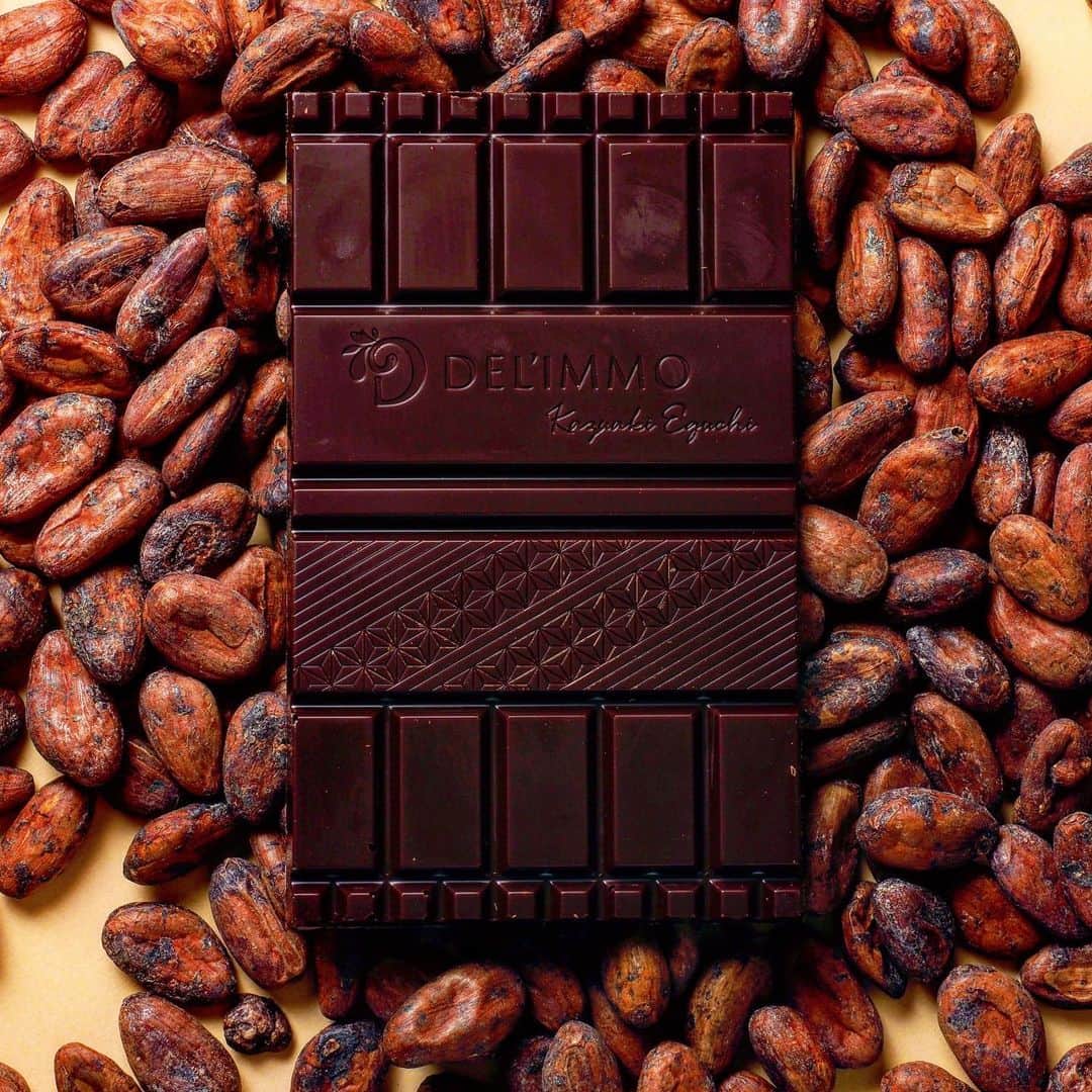 eguchikazuakiのインスタグラム：「新しいチョコレート出来た、届いた😭 まじで美味しい、カカオ70%エクアドルとマダガスカルを混ぜました。 どれだけ待ったか、ありがとう。 ・ お店でなんのメーカーのチョコレートを使ってますかと、パティシエさんによく聞かれますが、メーカー縛りではなく特徴ある様々なものを使います。 ここ数年はBean to barの打ち出しが流行りましたが、私は自分で創りたい味を作るために自分の【手】で作ることはしません🙅🏻‍♂️ ・ オリジナルデリーモブランドとしてのショコラは4種類、さらに今回新しいショコラ［クエンカ］が加わり5種類です💪 ・ パティシエがショートケーキにこだわりすぎたから苺を0から耕して育てないのはなぜか❓プロの農家に任せますよね、うまく出来ないから、そりゃそうだ。 色や形、品種などは指定する感じ。 それと同じ、チョコレートも私は超一流のプロに任せています、チョコレートを作る設備は数億規模の最新のセンサー付きで常に監視されています。昔の作り方とは違います。 ストーリー先行ではなくて本物の味の違いを創り上げるのが私達です。 ・ そしてこのチョコレートを持続して使う事で少しでも生産者に繋がることを私は願っています😊 この［クエンカ70%］を使った新しいお菓子もどんどん創ります🍭食べてほしいからなんかやる ・ #delimmo #デリーモ #チョコレート #ついに来た #これは #高いだけある #しかし #最強 #食べたい？ #持ち歩こうかな #チョコレート持ち歩きおじさん #おい #それは言い過ぎだ #パティシエ #ショコラティエ #eguchikazuaki #江口和明 #こだわり #出来たよ」