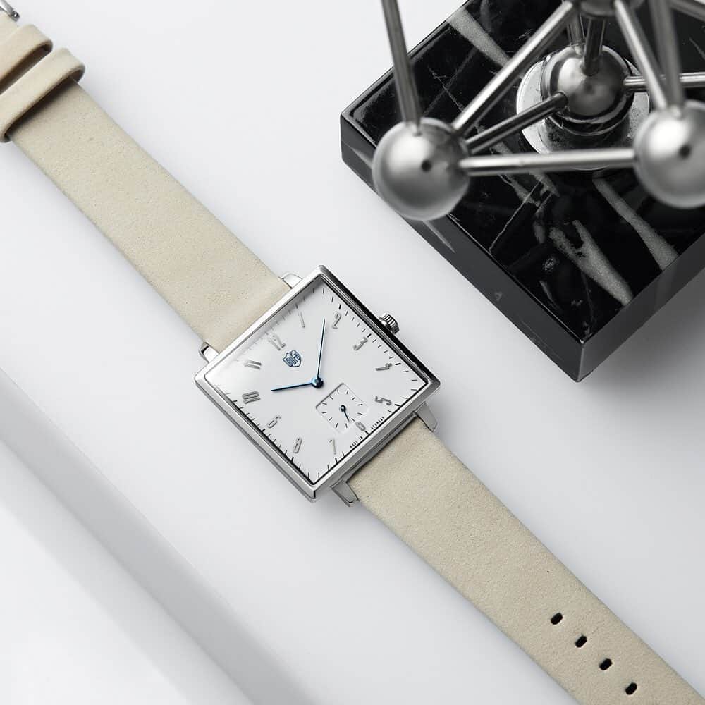 DUFA日本公式アカウントのインスタグラム：「スウェードのベージュのベルトが優しい印象に。 . GROPIUS SQUARE DF-9025-01 . . . . #ドイツ時計 #腕時計 #アクセサリー #時計 #ウォッチ #腕時計くら部 #腕時計好き #手元コーデ #時計好き #コーデ #ミニマル #コーディネート #腕時計コーデ #dufa #dufawatches #dufajp #ドゥッファ#BAUHAUS #バウハウス」