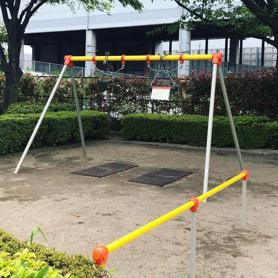 岡田育さんのインスタグラム写真 - (岡田育Instagram)「Social Distancing Playgrounds. 🐬💔🐇 乗れないとわかると乗りたくなる……。」7月29日 11時25分 - okadaic