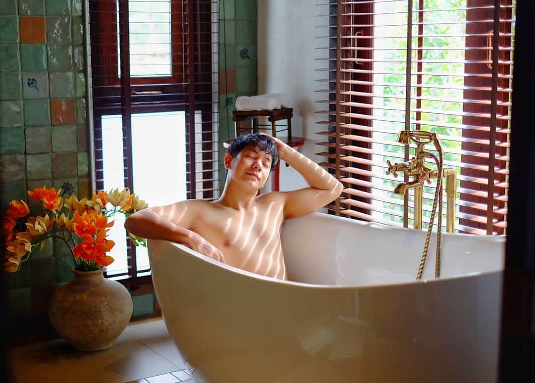 アイス・サランユーのインスタグラム：「เข้าสู่ กระบวนการสังเคราะห์แสงยามเช้า @sriwilai_sukhothai  #Roomsuite #เที่ยวทั่วไทยกับไอซ์ศรัณยู  #สุโขทัย」