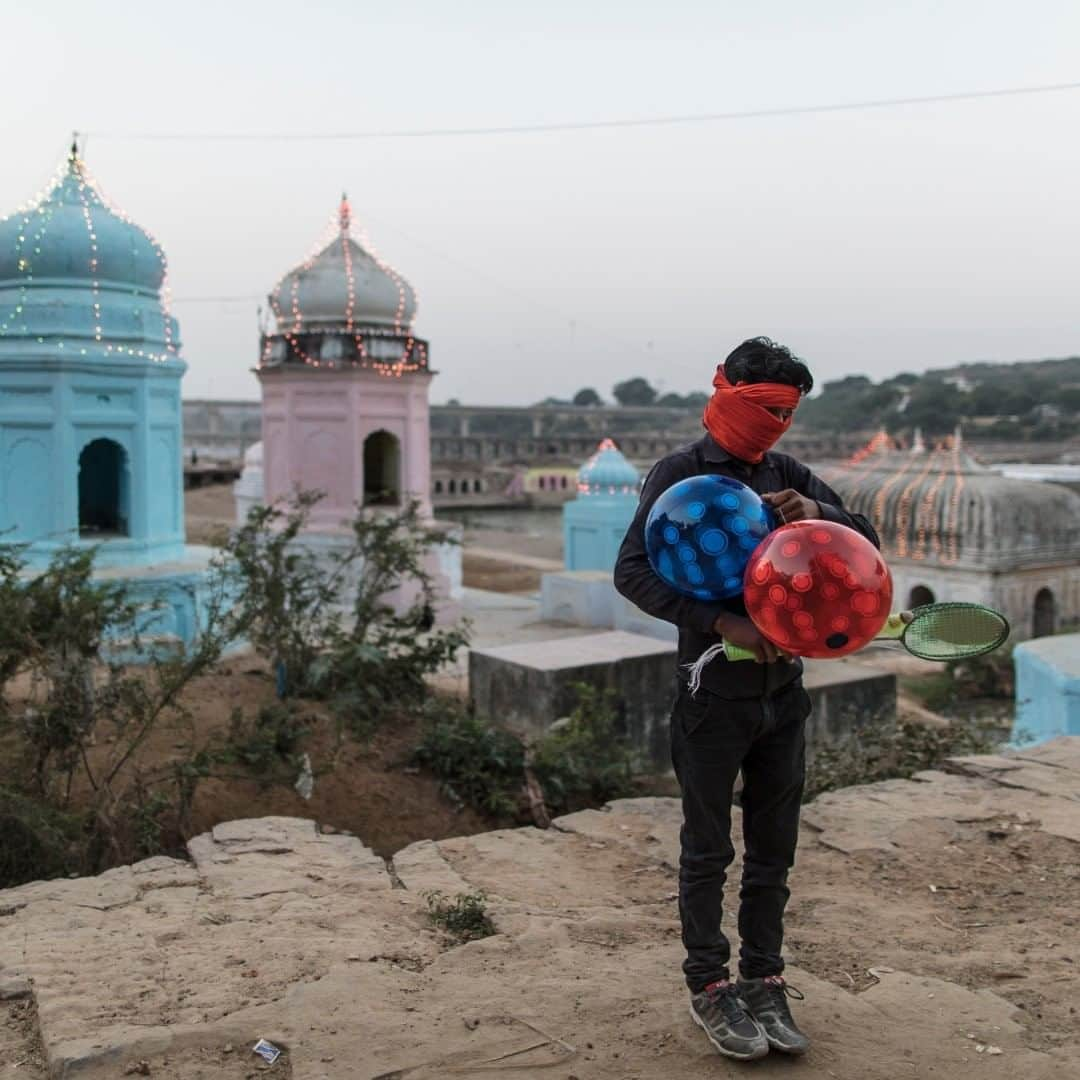 ナショナルジオグラフィックさんのインスタグラム写真 - (ナショナルジオグラフィックInstagram)「Photo by @johnstanmeyer  Along the banks of the Sindh River, a toy vendor stands among shrines to various Hindu deities, part of the Shri Shanideva Maharaj Temple complex in Seondha, Madhya Pradesh⁩, ⁨India⁩. Like many rivers that are sacred in India, the Sindh River is heavily polluted. The photo is from my latest story, "India: Water Everywhere, and Nowhere," in the August issue, now on newsstands worldwide. @outofedenwalk #walkingindia #edenwalk #india #seondha #madhyapradesh  Check out Nat Geo's IG Story and link in bio for more.」7月29日 11時34分 - natgeo