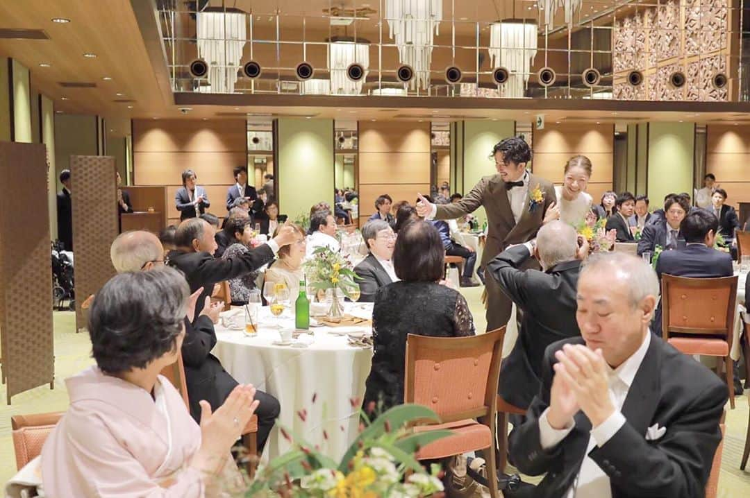 orb_weddingさんのインスタグラム写真 - (orb_weddingInstagram)「#orbweddingreport 🕊  退場シーン🤵👰  おふたりもご家族もご友人も 皆様お幸せそうです☺️  お写真を拝見すると  お集まりになった皆様は おふたりにとって かけがえのない大切な方々  心からふたりを祝福し これからも繋がっていく 人生の応援団なんだなぁと  会場のあたたかさが伝わってきます☺️  ご結婚式に携わらせていただきをありがとうございました✨  オシャレで、おふたりらしいナチュラルウエディングが叶えられると定評の#クアンティック　さん  orbウエディングでは おふたりの叶えたいご結婚式のイメージを 丁寧におうかがいし おふたりにあった式場をご提案いたします  どうぞお気軽にご連絡ください😊  Dress: #sachinandbabi #サッチンアンドバビ﻿﻿ Shop: @juno_wedding﻿﻿﻿﻿ .﻿﻿ .﻿﻿ 𓇼お問い合わせ𓇼﻿﻿﻿﻿﻿ ☎ 0120-790-479﻿﻿﻿﻿﻿ 公式LINE@ ﻿﻿﻿﻿﻿ @orb_wedding(@マーク含みます)﻿﻿﻿﻿﻿ .﻿﻿ .﻿﻿ 《7・8月フェアのご案内》﻿﻿ JUNO天神本店てにて和装試着相談会フェアを開催中﻿﻿ ■実施日程﻿﻿ ・7月…25日、26日﻿﻿ ・8月…1日、2日、29日、30日﻿﻿ ﻿﻿ ■フェア内容﻿﻿ ・神社プランナーによる相談会﻿﻿ ・和装試着会﻿﻿ ・会食相談会﻿﻿ ﻿﻿ 今回のフェアにご参加の皆様へご成約特典の他にも﻿﻿ 神社挙式後、会食や写真撮り等をご検討されている場合も﻿﻿ 特別な特典をご用意しております。﻿﻿ ﻿﻿ ご予約は　お電話やホームページの予約フォーム﻿﻿ @orb_wedding ＤＭ﻿ ﻿﻿﻿@juno_jinjakon の﻿ DMでも承っております✉︎﻿ ﻿﻿ ﻿﻿ #orb_wedding #結婚式場見学 #パーティレポート #プレ花嫁 #式場探し #ドレス探し #結婚式準備 #福岡結婚式場 #福岡プレ花嫁 #juno_weddingdress #白無垢 #ロケーションフォト #フォトウェディング #locationphotography #前撮り #神社婚　#和婚 #sachinandbabibride ﻿ ﻿」7月29日 17時08分 - dresses_bridal_counter