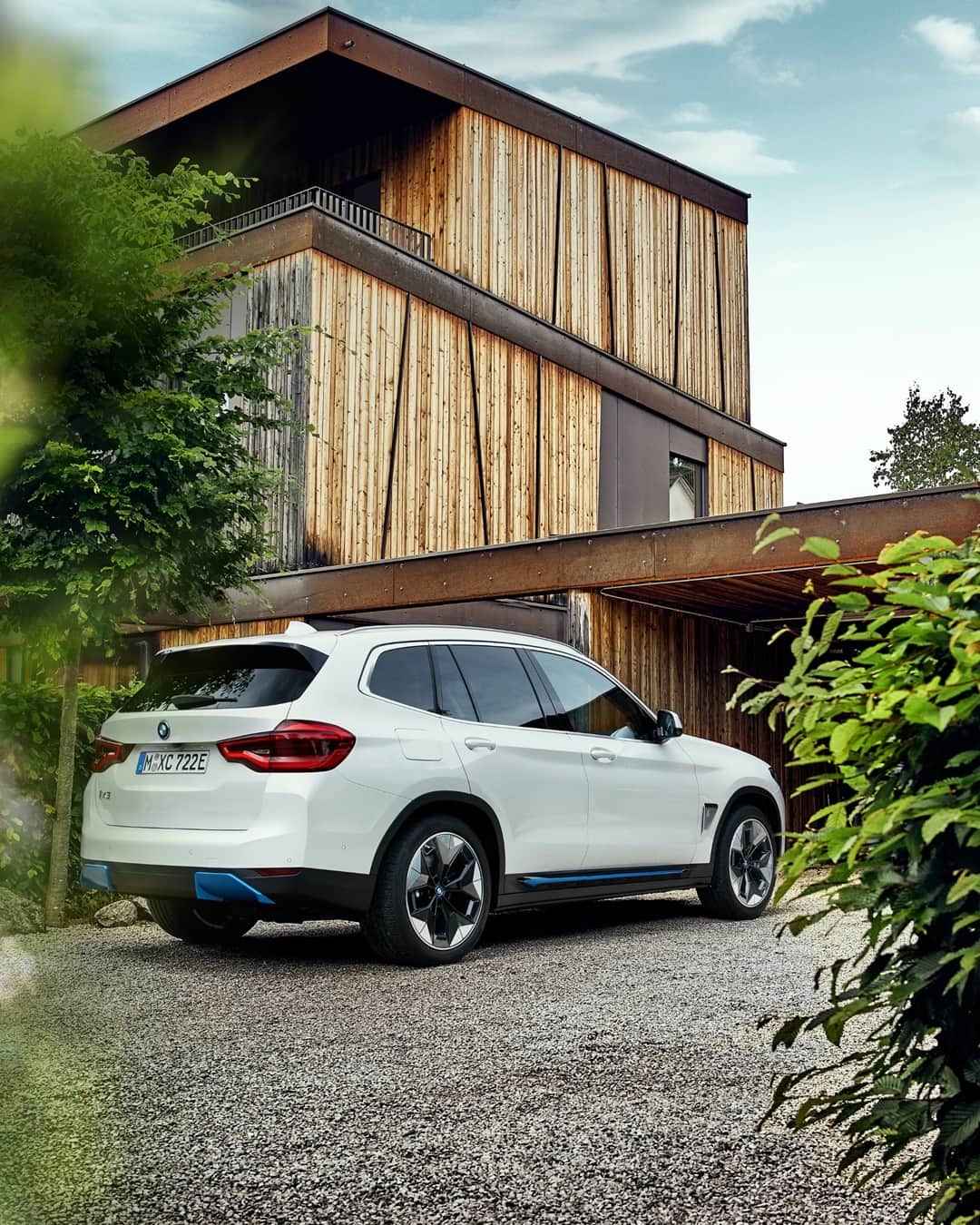 BMWのインスタグラム：「The concept: The first BMW X model with an all-electric drive system. The first-ever BMW iX3. #THEiX3 #BMW #iX3 #BMWi #BornElectric __ BMW iX3: Energy consumption in kWh/100 km (combined): 17.8–17.5. CO2 emissions in g/km (combined): 0. Further information: www.bmw.com/disclaimer.」