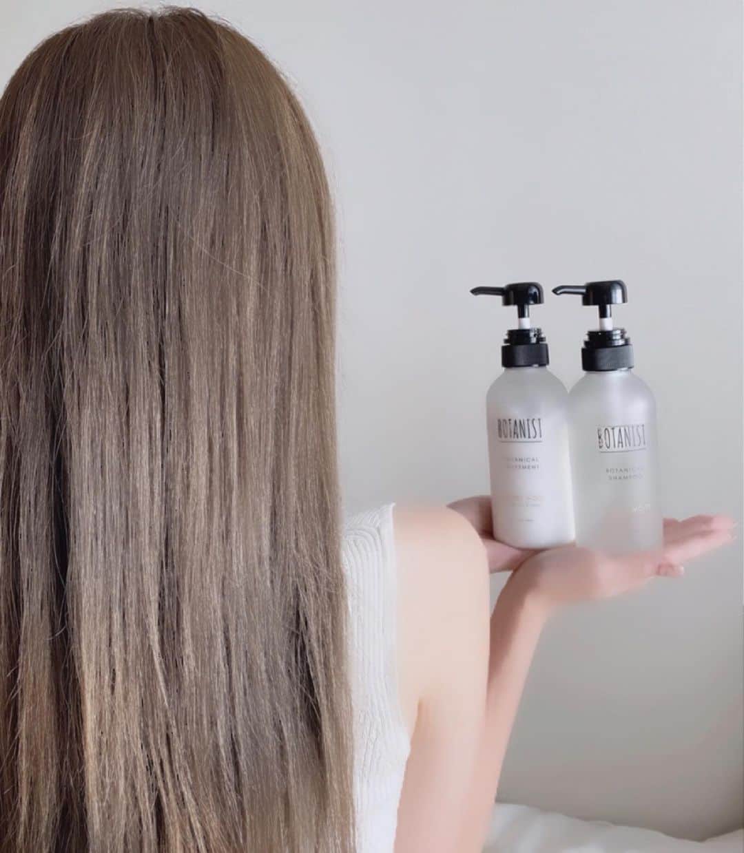 *✭ᏋണᎥ✭*さんのインスタグラム写真 - (*✭ᏋണᎥ✭*Instagram)「ㅤㅤㅤㅤㅤㅤㅤㅤ ㅤㅤㅤㅤㅤㅤㅤㅤ  あのBOTANISTからヘアケアのプレミアムラインが出た☻ ㅤㅤㅤㅤㅤㅤㅤㅤ @botanist_official とっても潤うのにサラサラもしてて 軽いのに毛先は綺麗にまとまるの🥺 ㅤㅤㅤㅤㅤㅤㅤㅤ 1枚目の写真、左がbeforeで右がafter ㅤㅤㅤㅤㅤㅤㅤㅤ  潤い･サラサラ･まとまり←伝わるかな✨ ㅤㅤㅤㅤㅤㅤㅤㅤ  昔ながらの和の成分が配合されてるんだって☺️ ㅤㅤㅤㅤㅤㅤㅤㅤ  髪や仕上がり感で２種類選べるよ❤︎ ㅤㅤㅤㅤㅤㅤㅤㅤ ㅤㅤㅤㅤㅤㅤㅤㅤ  #BOTANIST #ボタニスト #高品質 #ボタニカルシャンプー #botanicalbeauty #PR」7月29日 17時05分 - emiliopucci__