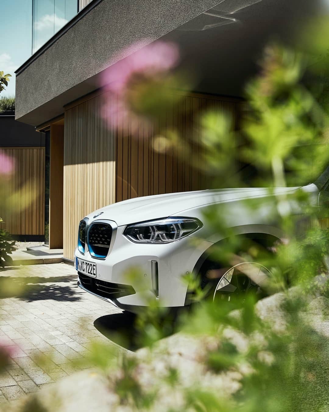 BMWのインスタグラム：「The drive system: Supreme efficiency leads to top-end range.The first-ever BMW iX3. #THEiX3 #BMW #iX3 #BMWi #BornElectric __ BMW iX3: Energy consumption in kWh/100 km (combined): 17.8–17.5. CO2 emissions in g/km (combined): 0. Further information: www.bmw.com/disclaimer.」