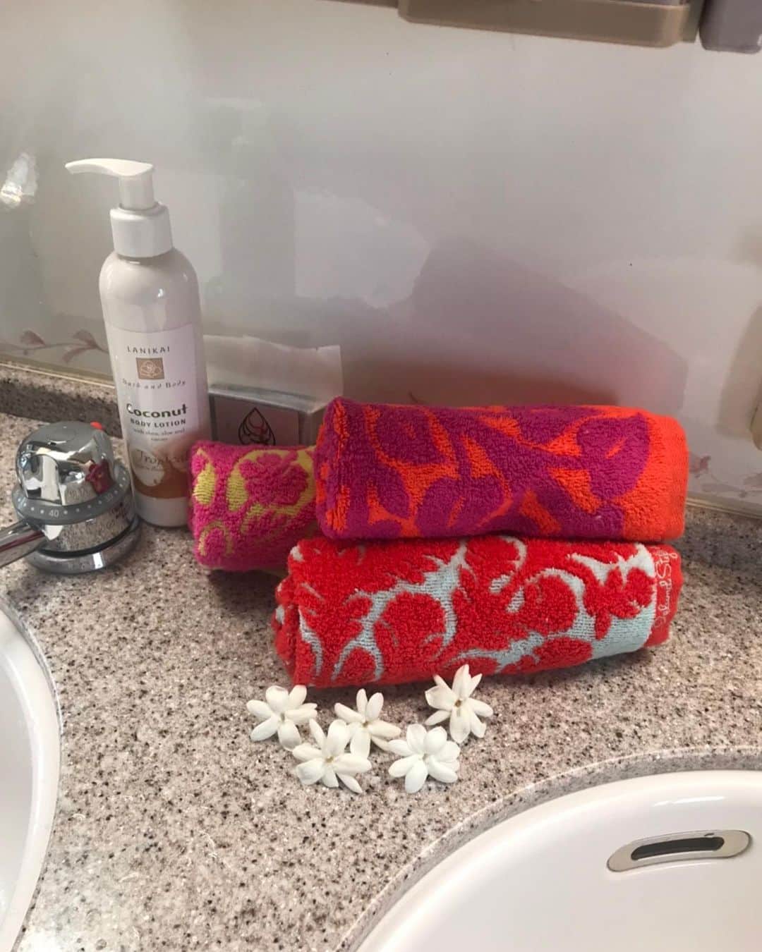 キャシー中島さんのインスタグラム写真 - (キャシー中島Instagram)「* ﻿ 月曜に行けなかったので﻿ 昨日は七奈美のお墓に行ってきました。﻿ これからも勝野パパを守ってあげてね💕﻿ ﻿ ピカケの花が庭にたくさん咲いたのでちょっといただいて洗面所においてみました。﻿ 洗面所中いい香りです。﻿ タオルをちょっと置いてみたり、お気に入りの沖縄石鹸を置いてみたりしました。﻿ なんか素敵！﻿ 今日は一日良い感じで過ごせそう❣️﻿ ﻿ 大阪の生徒さんが私のデザインしたフェイスタオルでおしゃれなバッグを作ってくれました。﻿ きれいな色のバッグ❣️❣️﻿ このバッグを持ってどこにお出かけしようかしら❣️﻿ ウキウキしますね！﻿ ﻿ ﻿ #キャシー中島#kathynakajima﻿ #キャシーマム#kathymom﻿ #キルト#ハワイアンキルト﻿ #quilt#hawaiianquilt﻿ #Islandstylebykathymom」7月29日 11時46分 - official_kathynakajima
