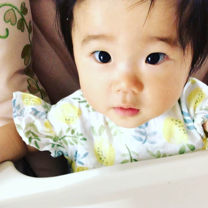 RYUのインスタグラム：「手で持って食べるをマスター！！ #葵成長日記」